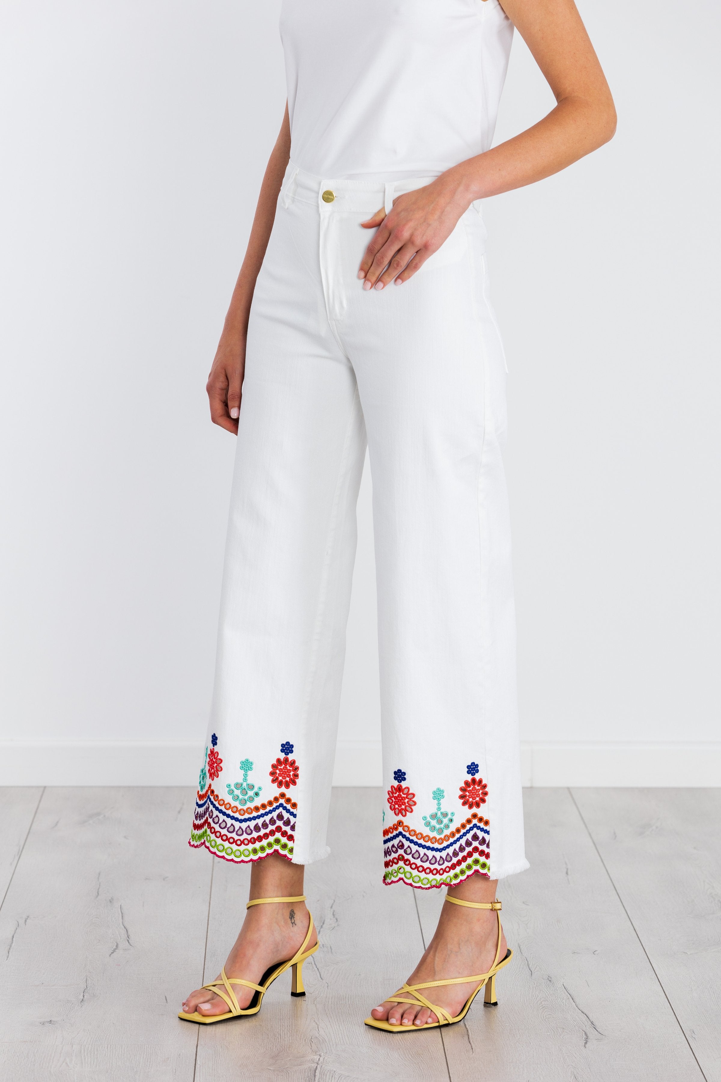 Pantalon vaquero blanco con bordado calado multicolor LolitasyL - lolitasyl.com