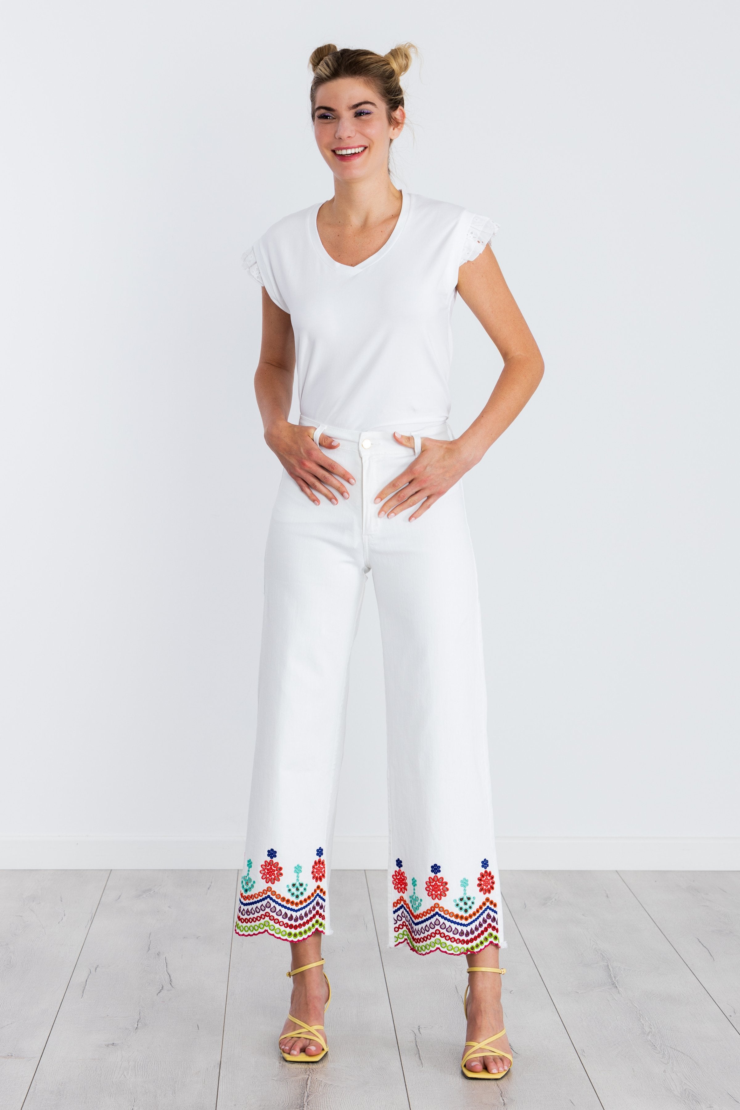 Pantalon vaquero blanco con bordado calado multicolor LolitasyL - lolitasyl.com