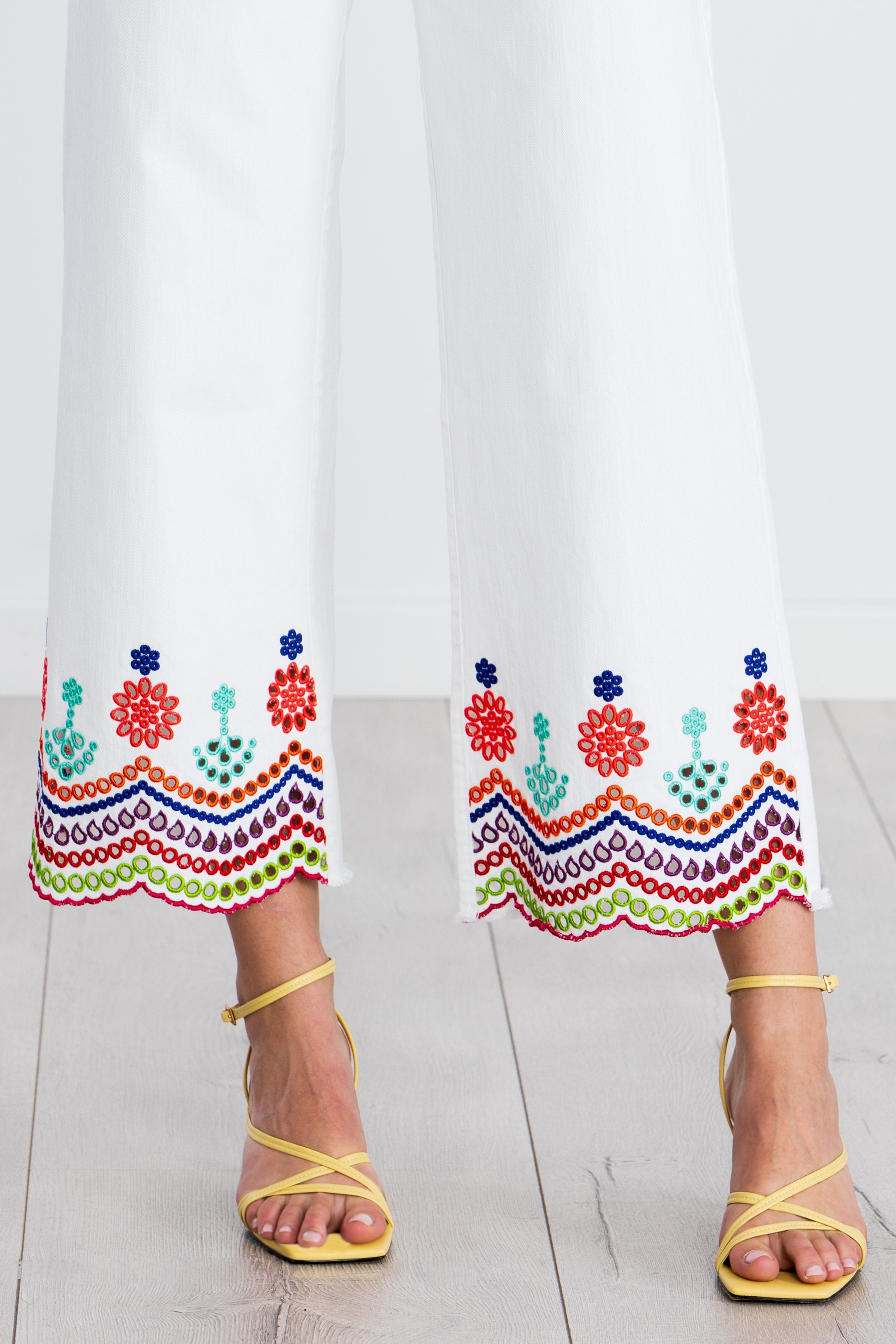 Pantalon vaquero blanco con bordado calado multicolor LolitasyL - lolitasyl.com