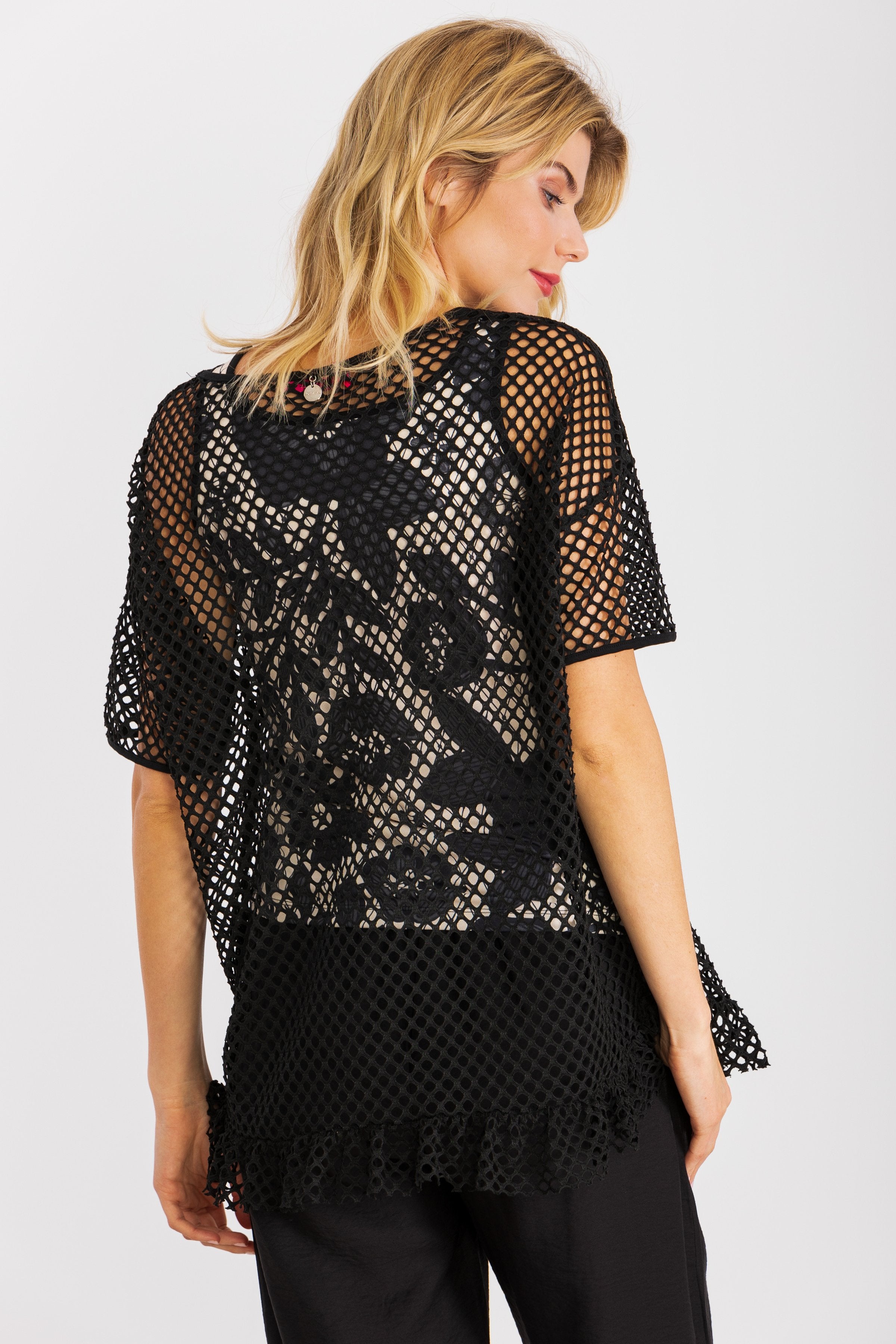 Top tirantes estampado con sobre camiseta en red negra LolitasyL - lolitasyl.com
