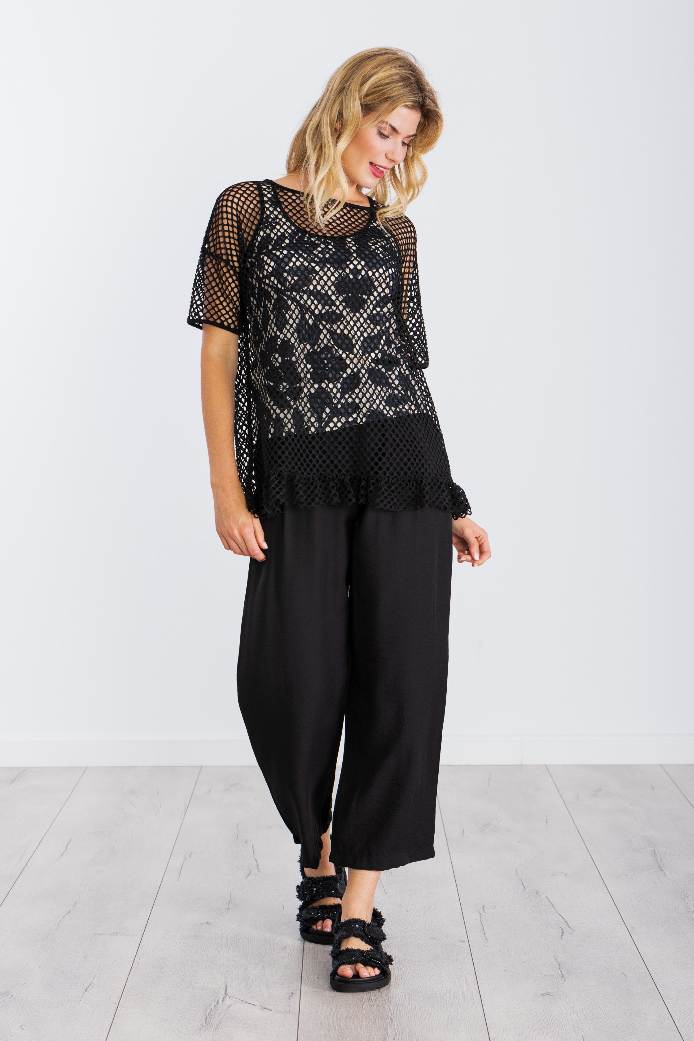 Top tirantes estampado con sobre camiseta en red negra LolitasyL - lolitasyl.com