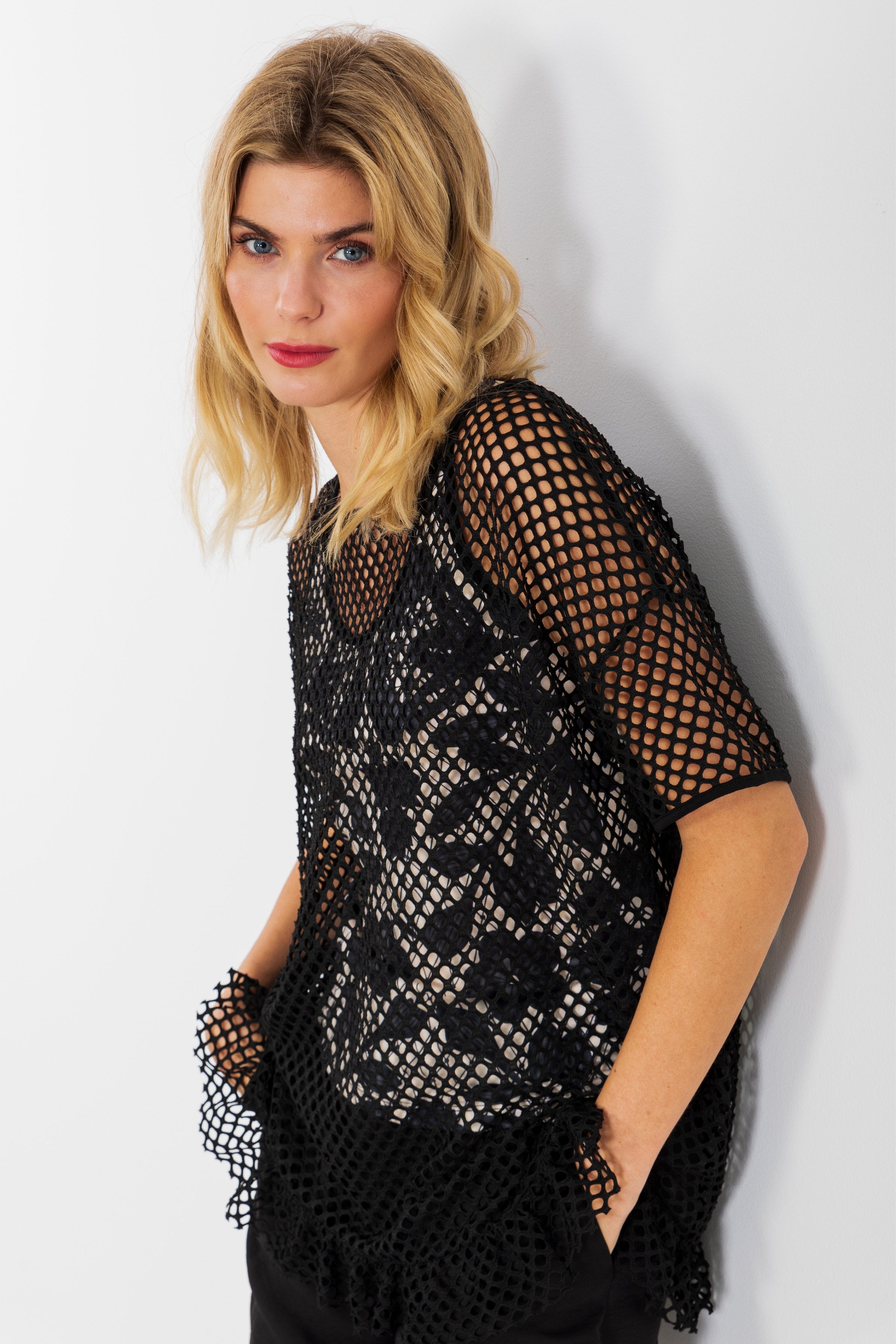 Top tirantes estampado con sobre camiseta en red negra LolitasyL - lolitasyl.com