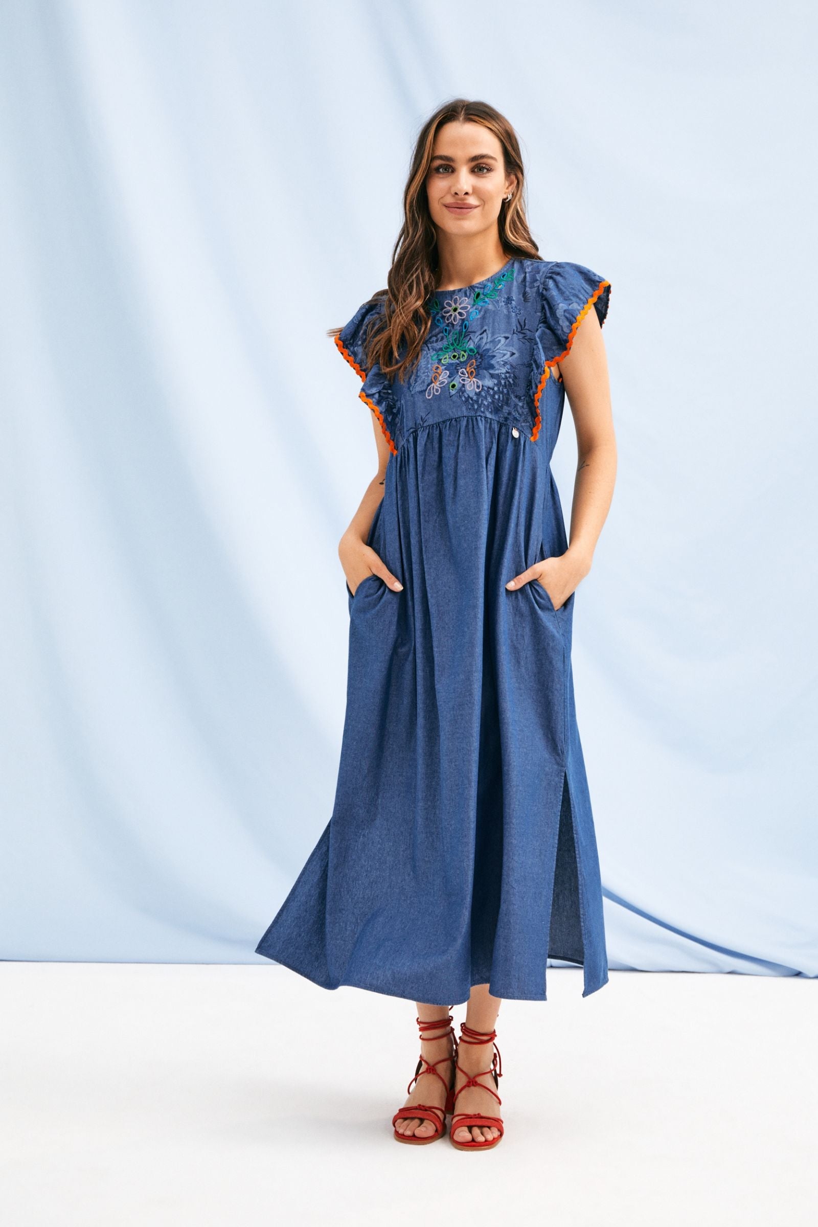 Vestido azul jeans largo con bordado y estampado flores LolitasyL - lolitasyl.com