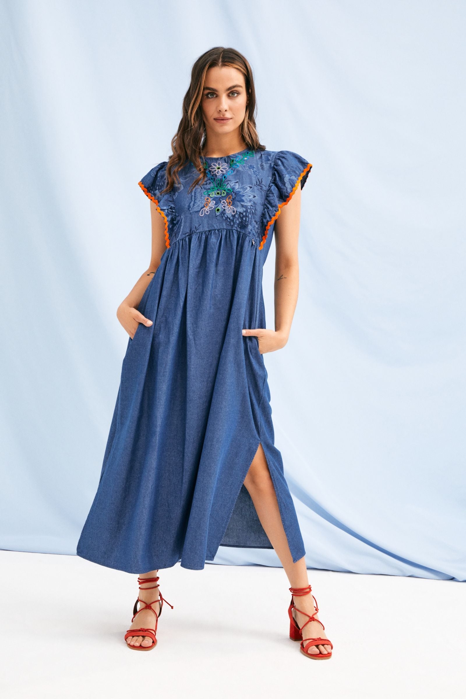 Vestido azul jeans largo con bordado y estampado flores LolitasyL - lolitasyl.com