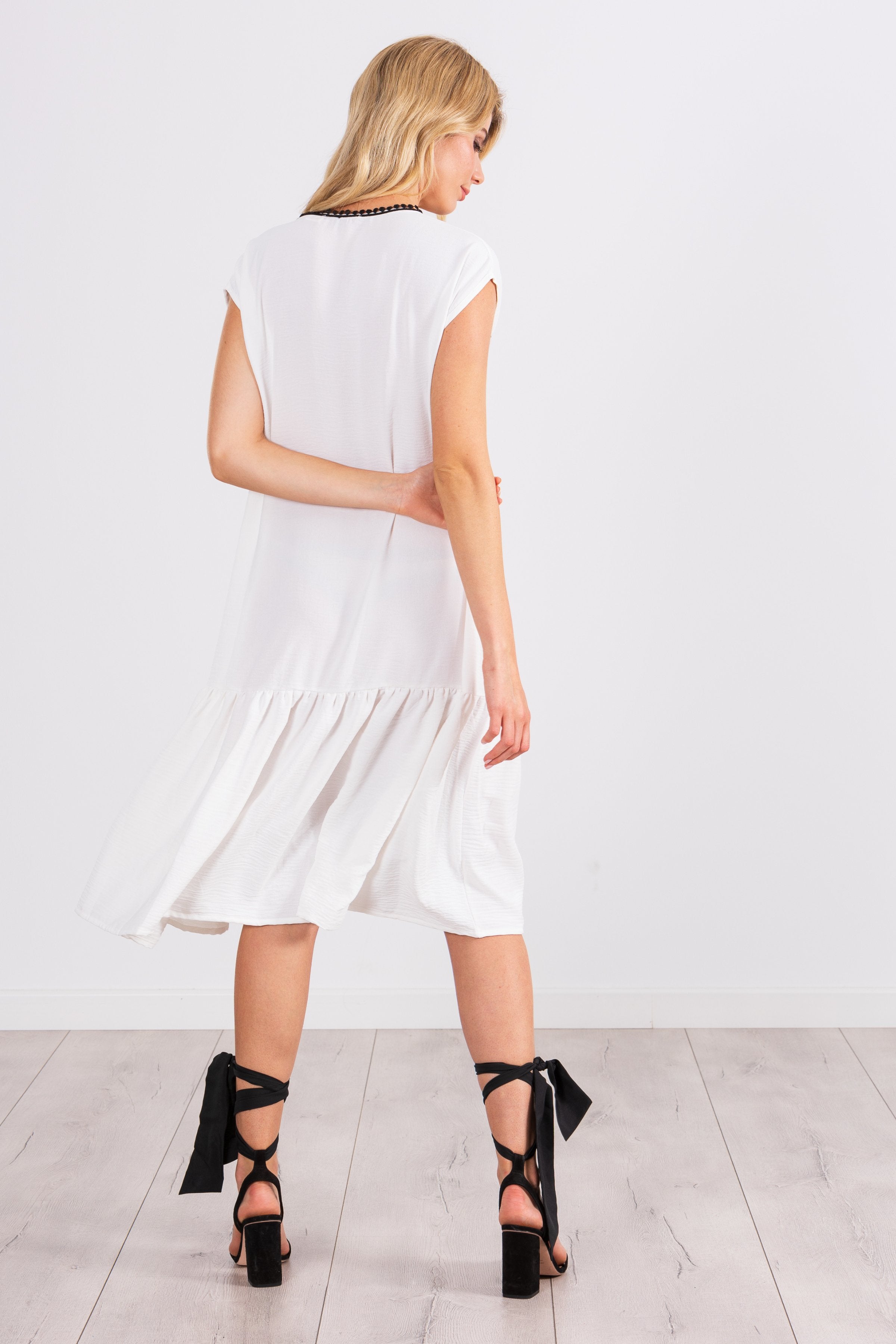 Vestido blanco corto con bordado ramillete LolitasyL - lolitasyl.com