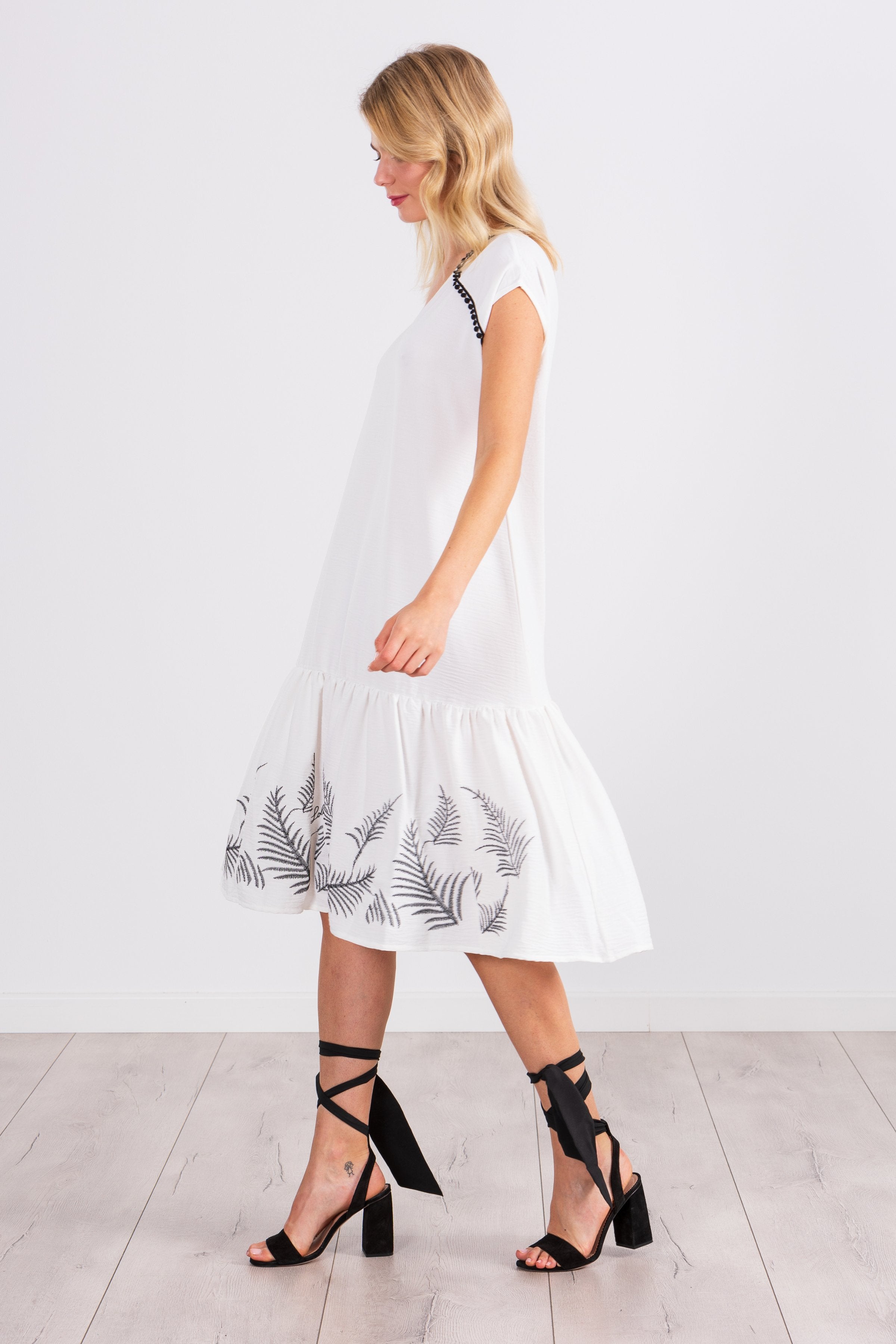 Vestido blanco corto con bordado ramillete LolitasyL - lolitasyl.com