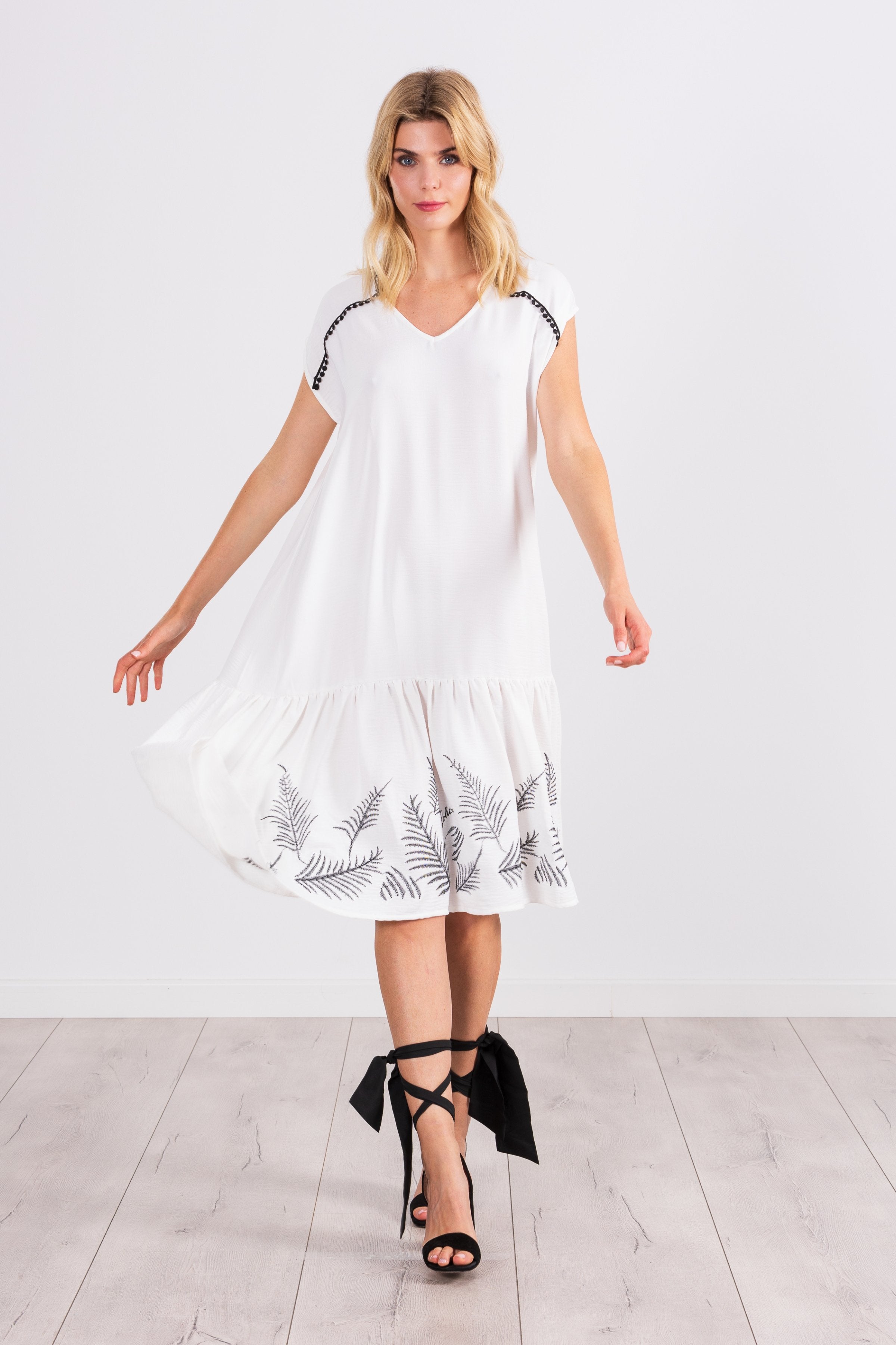 Vestido blanco corto con bordado ramillete LolitasyL - lolitasyl.com