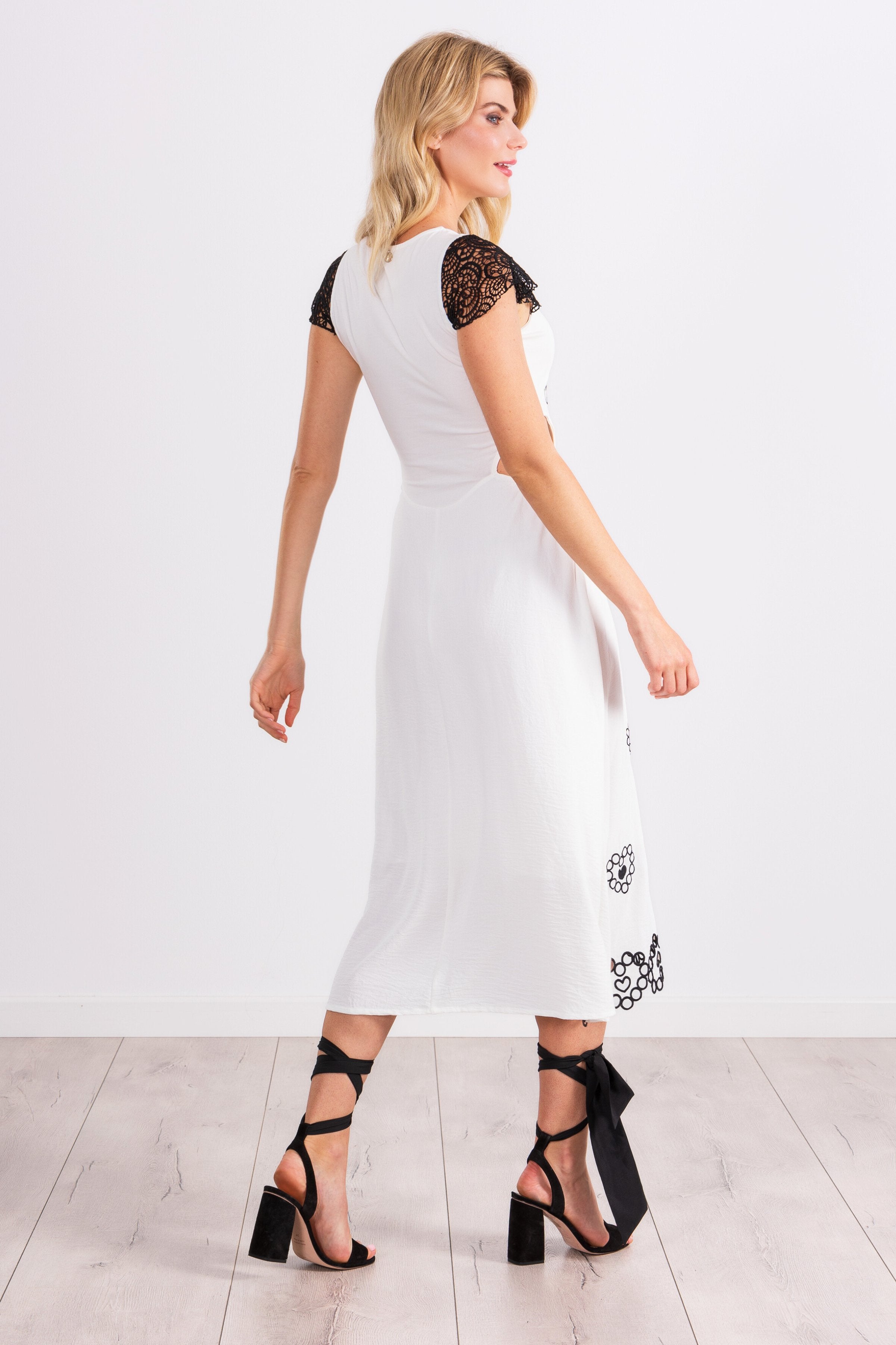 Vestido blanco largo bordado corazones con mangas de grogre LolitasyL - lolitasyl.com