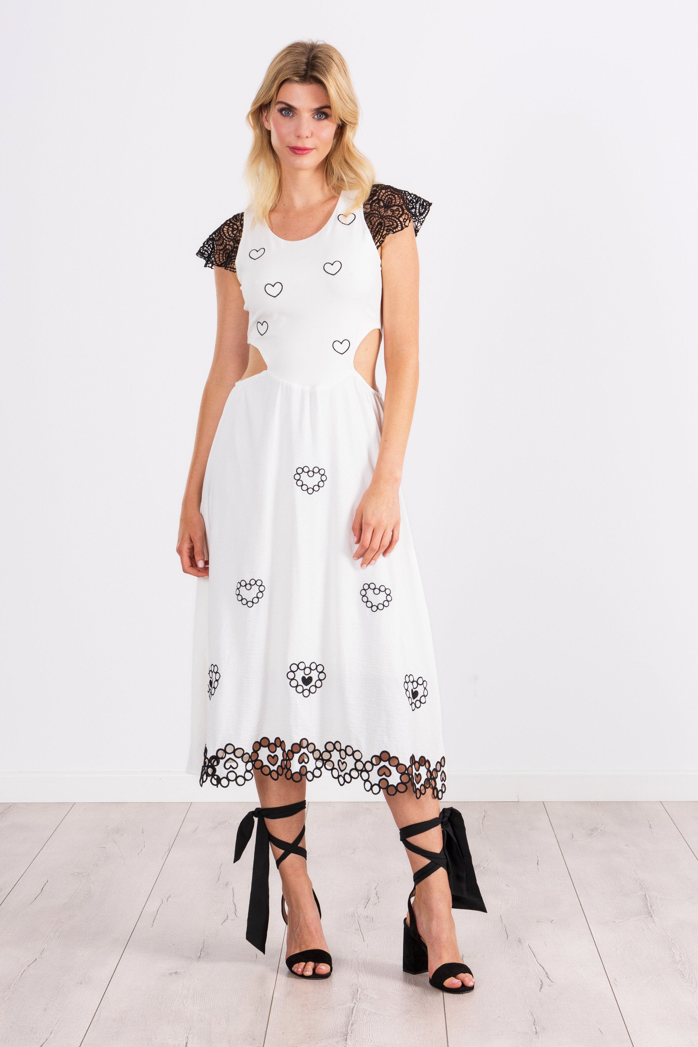 Vestido blanco largo bordado corazones con mangas de grogre LolitasyL - lolitasyl.com