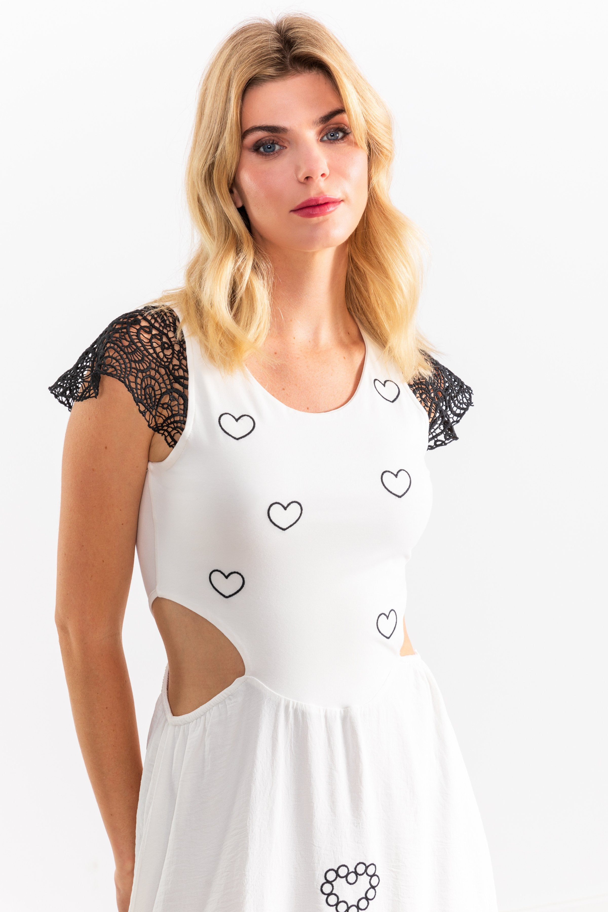 Vestido blanco largo bordado corazones con mangas de grogre LolitasyL - lolitasyl.com