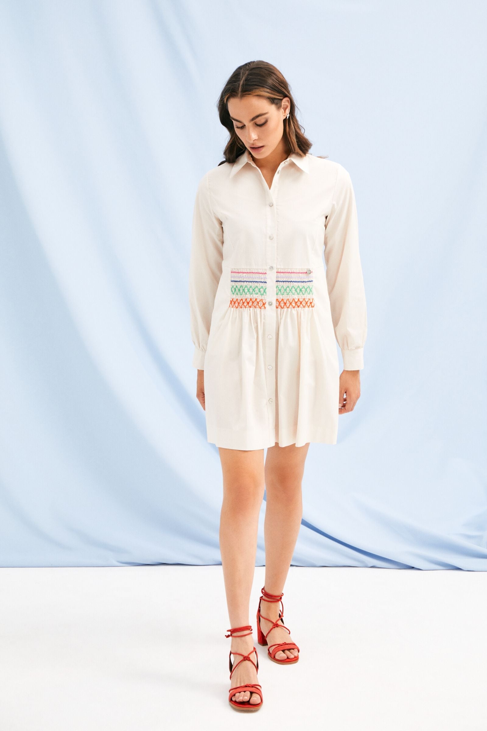 Vestido camisero beige claro con bordado nido de abeja Lolitas&L - lolitasyl.com