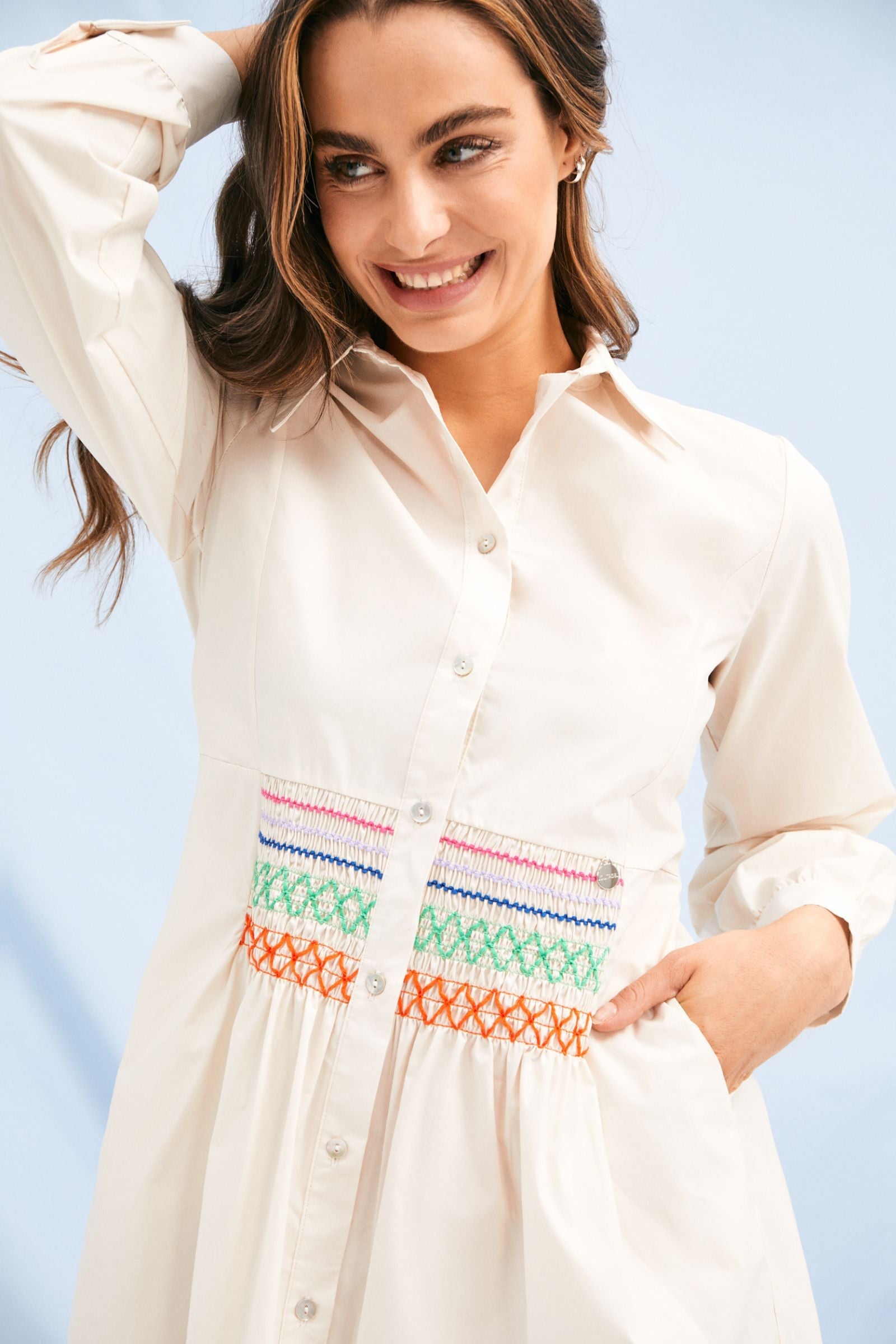 Vestido camisero beige claro con bordado nido de abeja Lolitas&L - lolitasyl.com