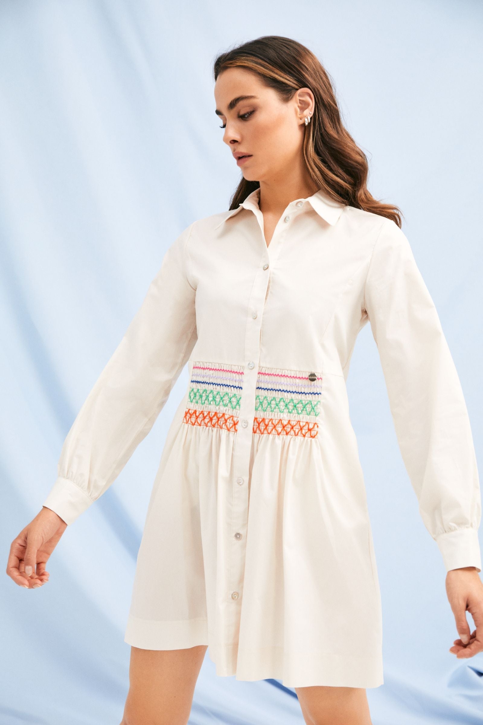 Vestido camisero beige claro con bordado nido de abeja Lolitas&L - lolitasyl.com