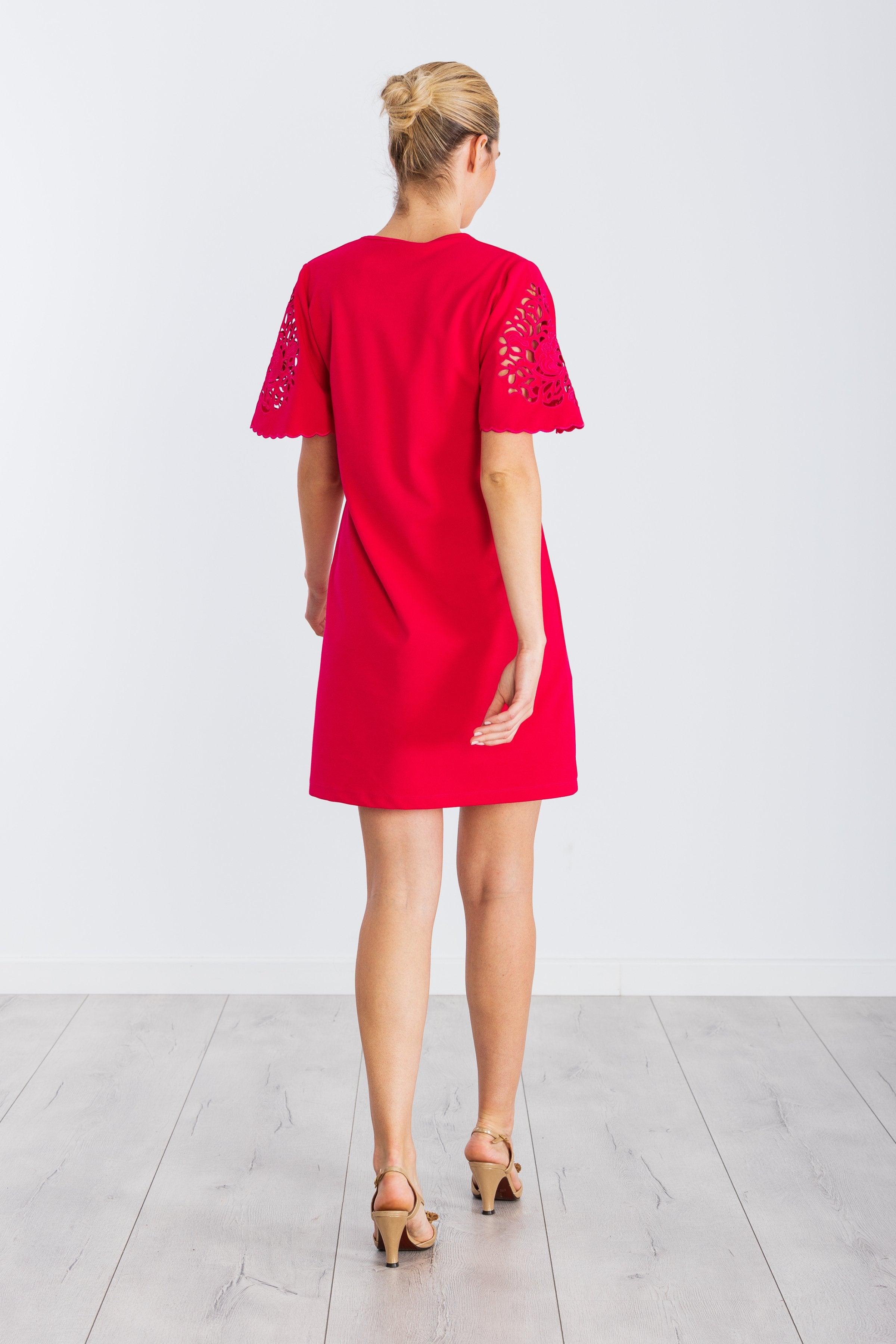 Vestido Fucsia corto con bordado en manga al codo LolitasyL - lolitasyl.com