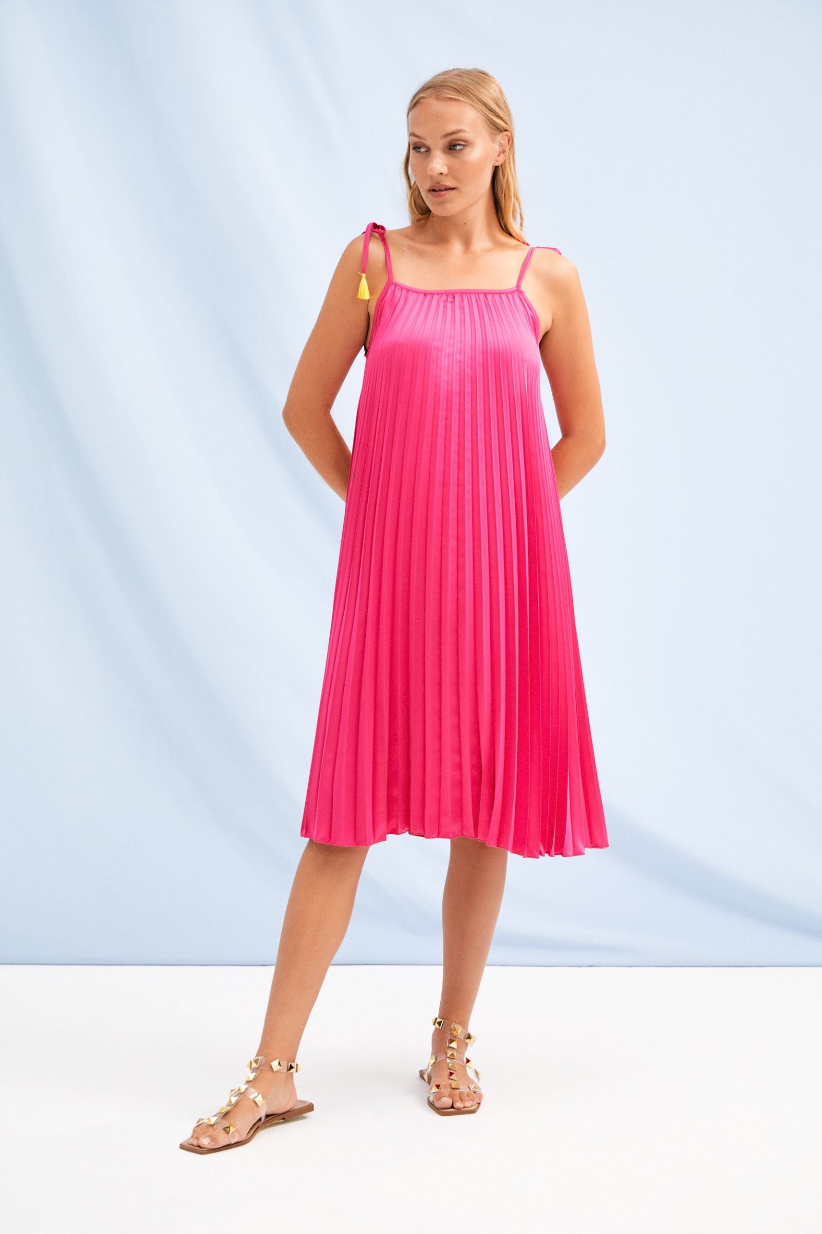 Vestido fucsia corto de tirantes plisado Lolitas&L - lolitasyl.com