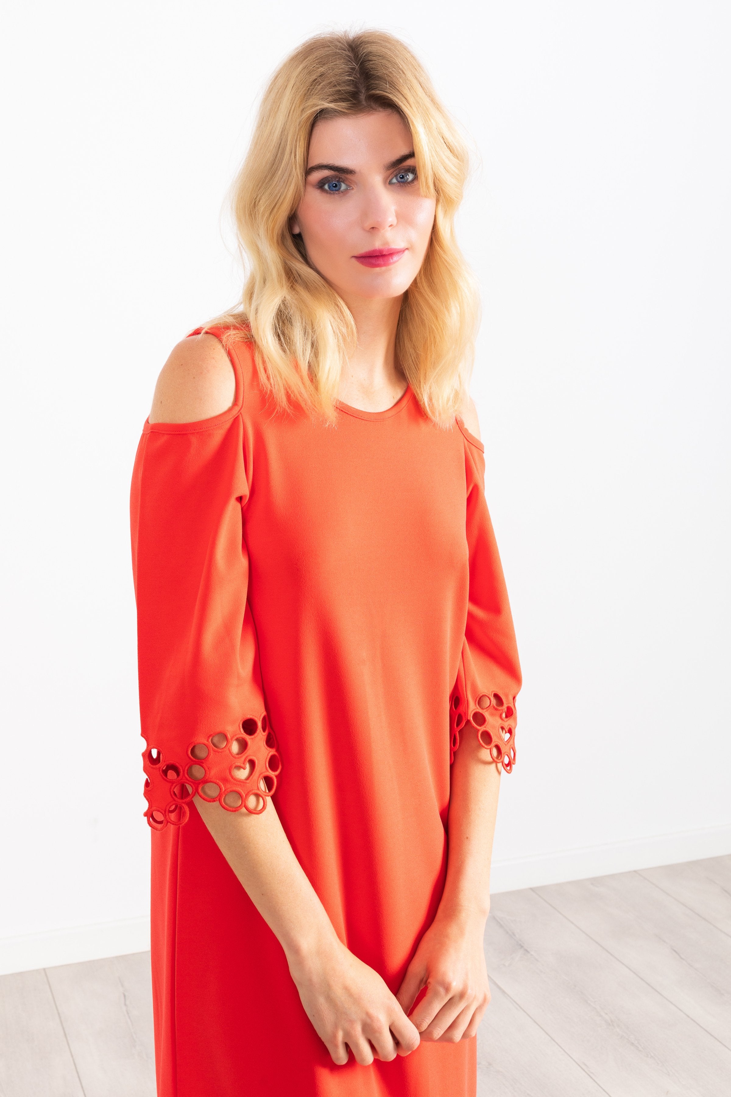 Vestido lampone corto suelto con hombro desubierto LolitasyL - lolitasyl.com