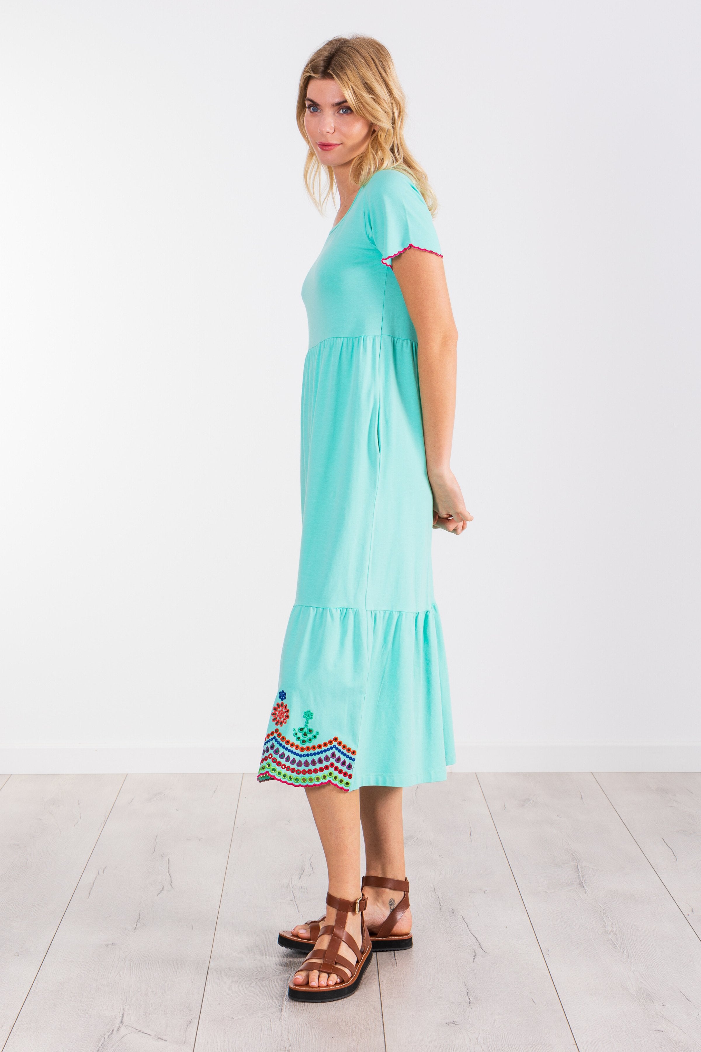 Vestido largo verde menta con bordado multicolor LolitasyL - lolitasyl.com