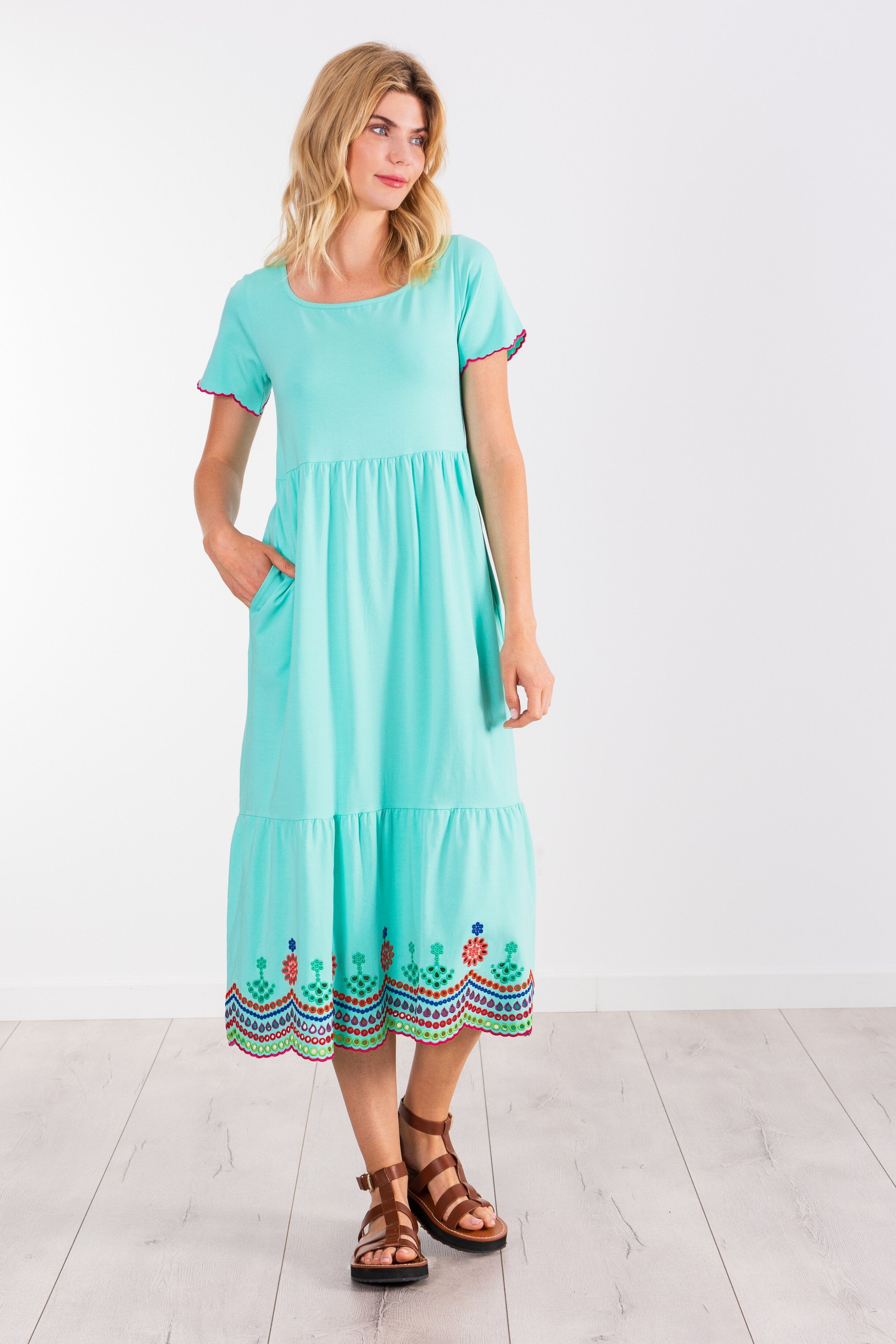 Vestido largo verde menta con bordado multicolor LolitasyL - lolitasyl.com