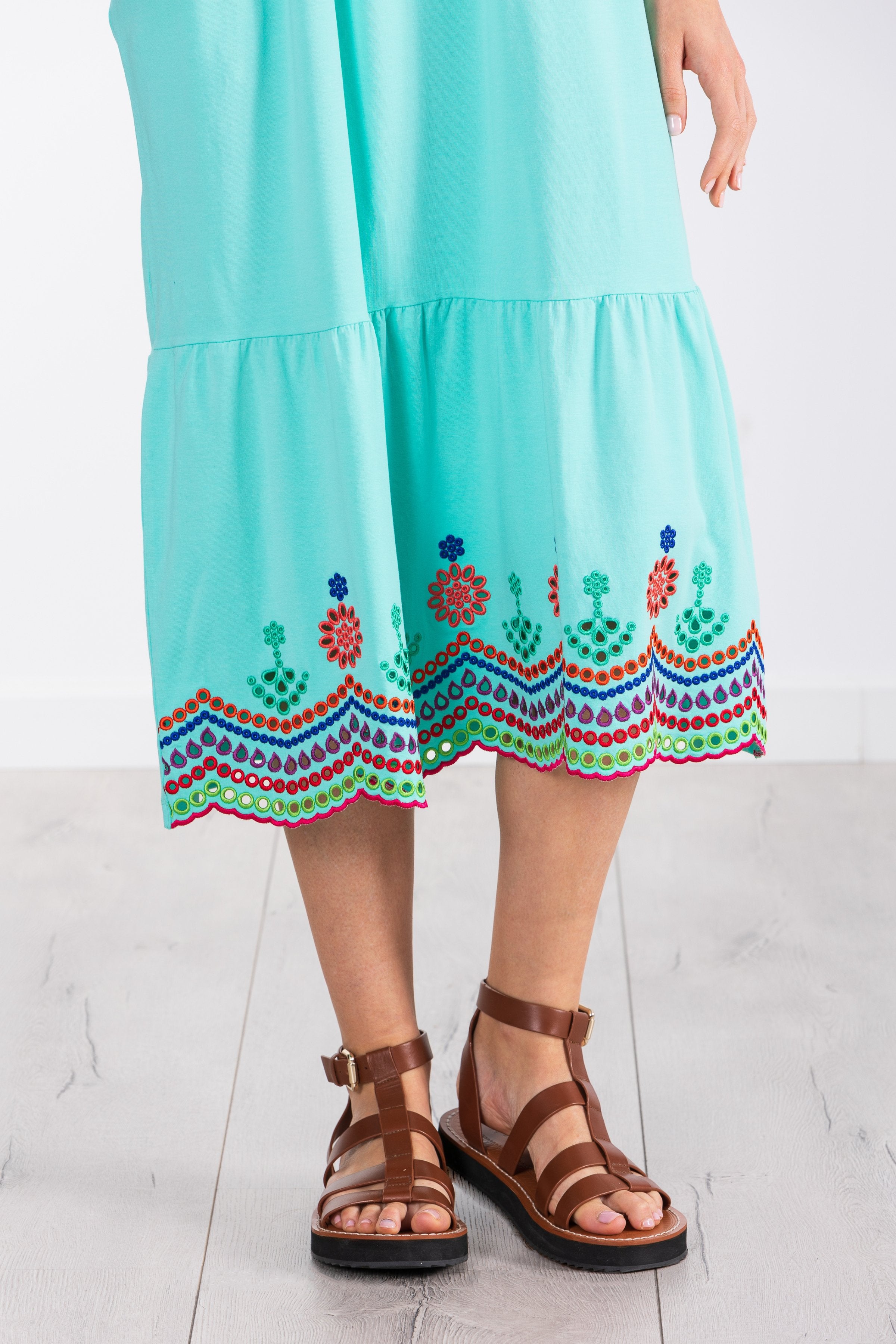 Vestido largo verde menta con bordado multicolor LolitasyL - lolitasyl.com