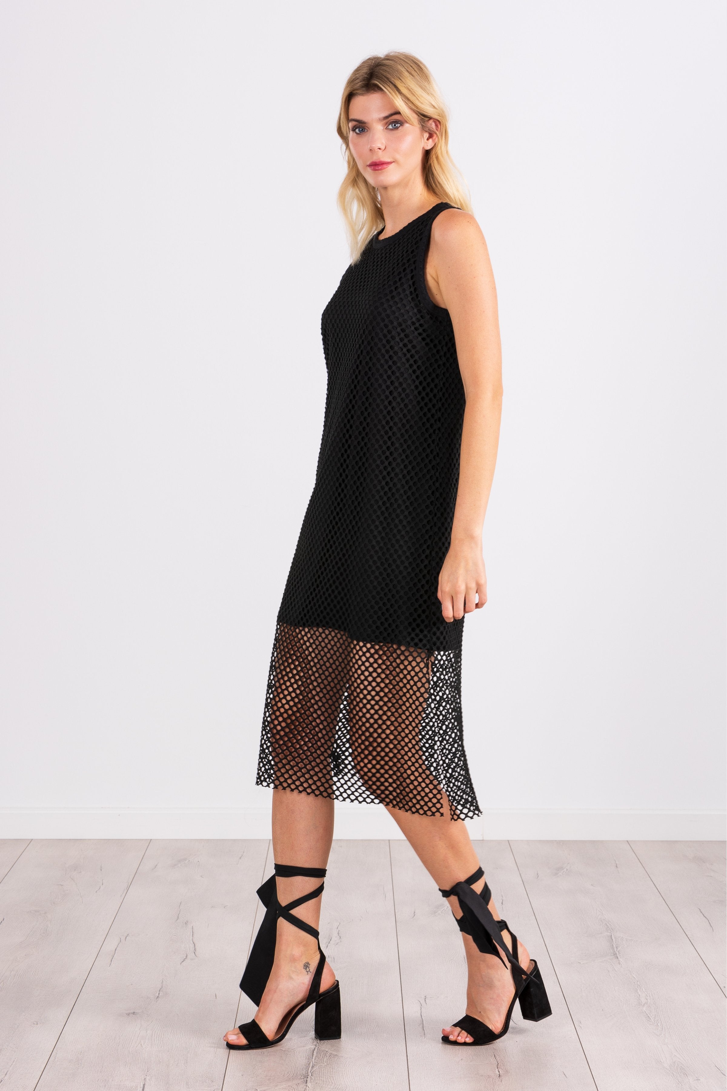 Vestido negro en red de tirantes LolitasyL - lolitasyl.com