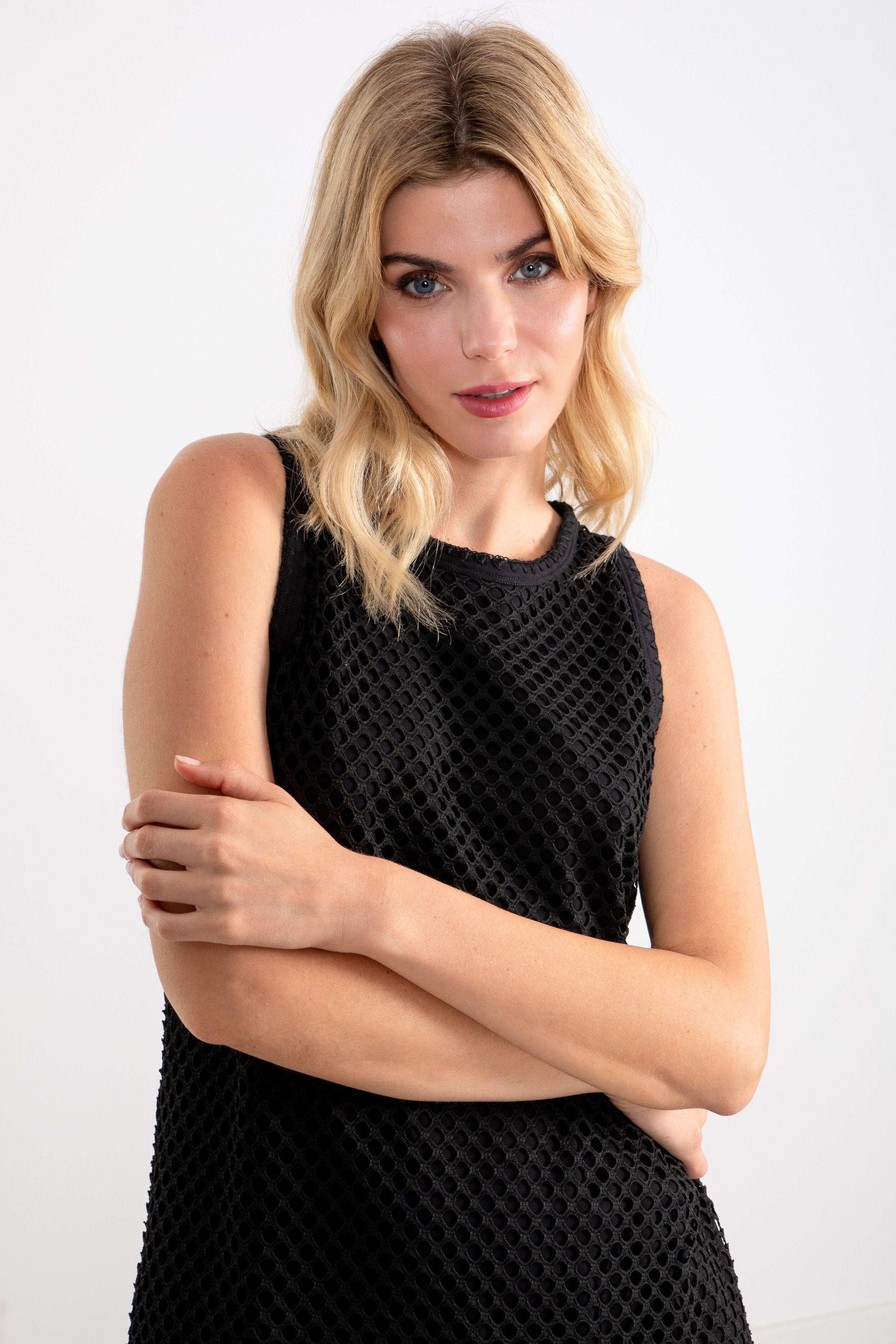 Vestido negro en red de tirantes LolitasyL - lolitasyl.com