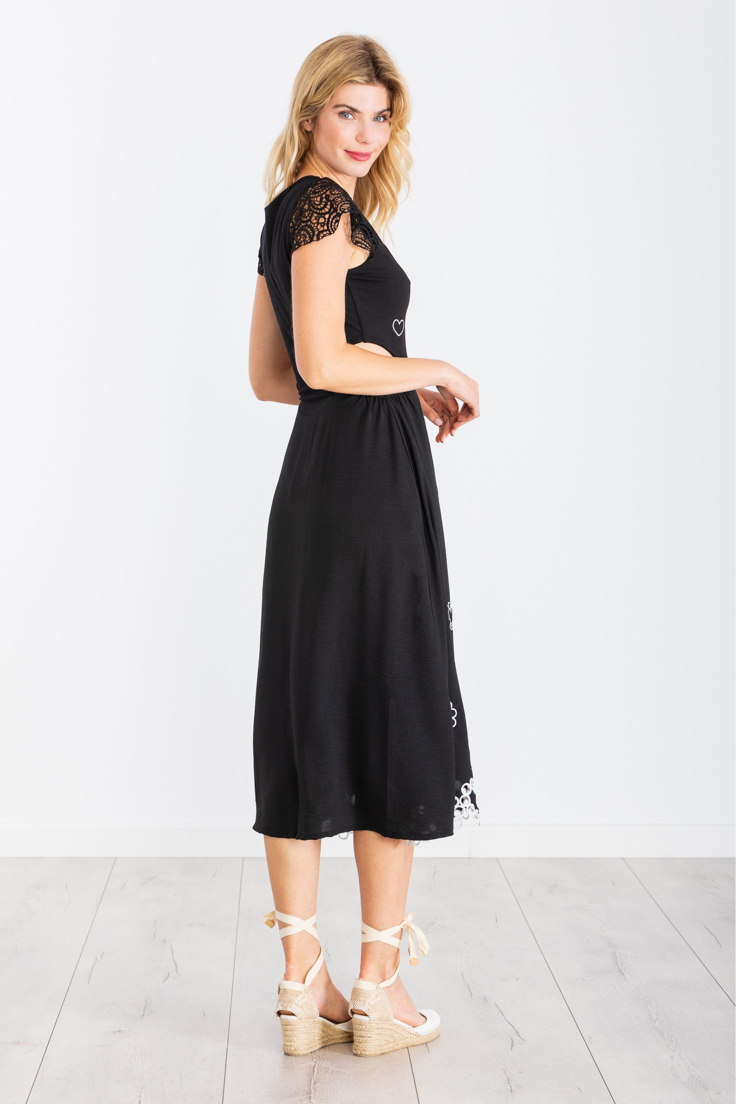 Vestido negro largo bordado corazones con mangas de grogre LolitasyL - lolitasyl.com