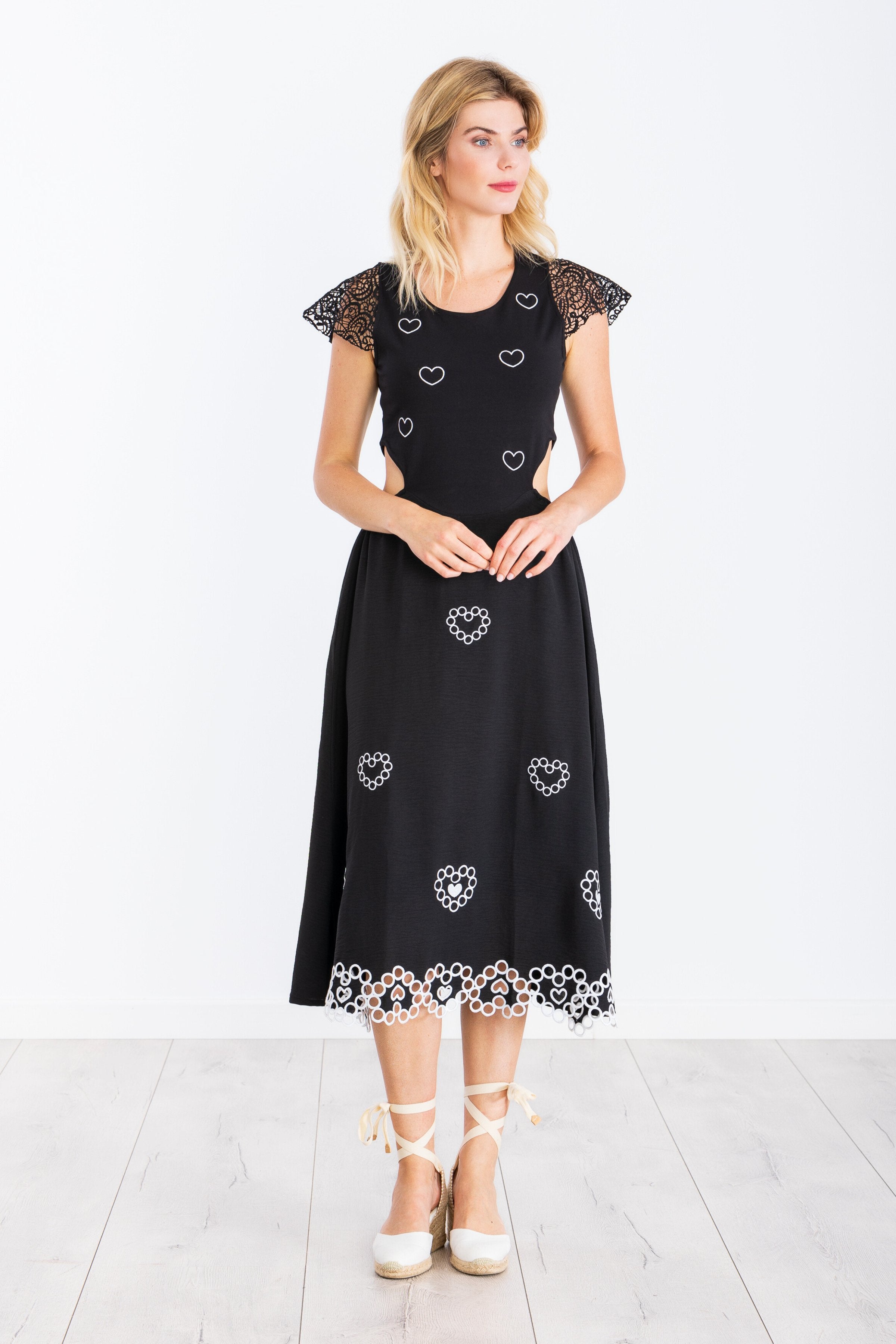 Vestido negro largo bordado corazones con mangas de grogre LolitasyL - lolitasyl.com