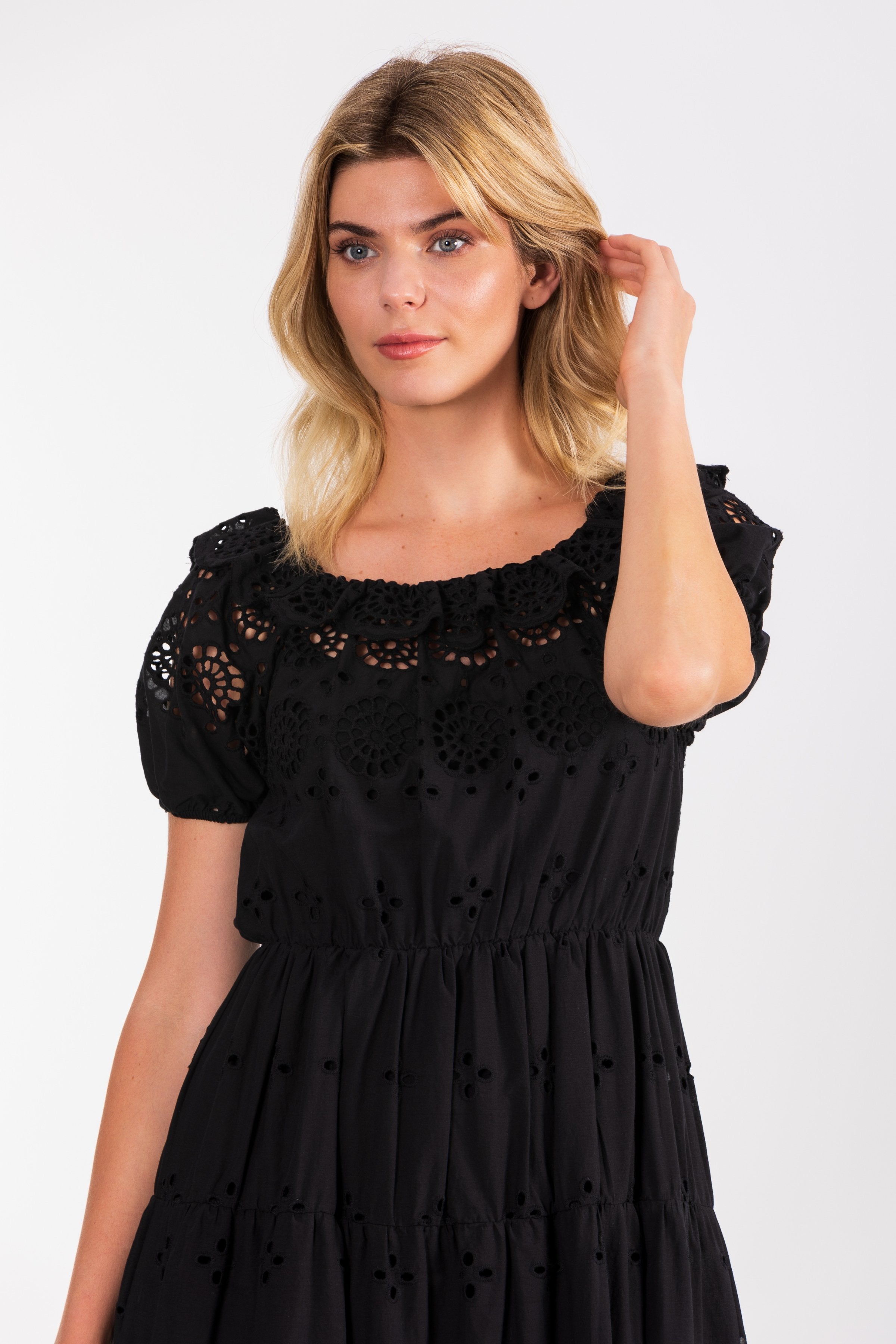 Vestido negro largo con bordado ingles LolitasyL - lolitasyl.com