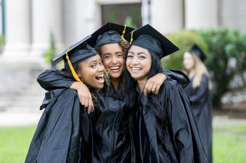 Cómo ir vestida a una graduación de universidad