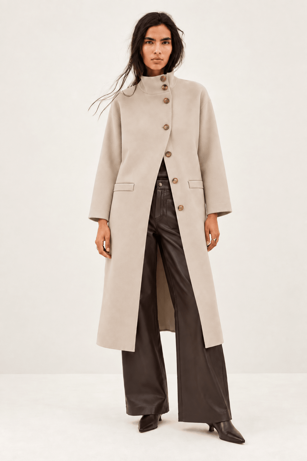 Abrigo Oversize Crema en Twill Scuba Duplo con Abotonadura Asimétrica – Lolitas&L - lolitasyl.com