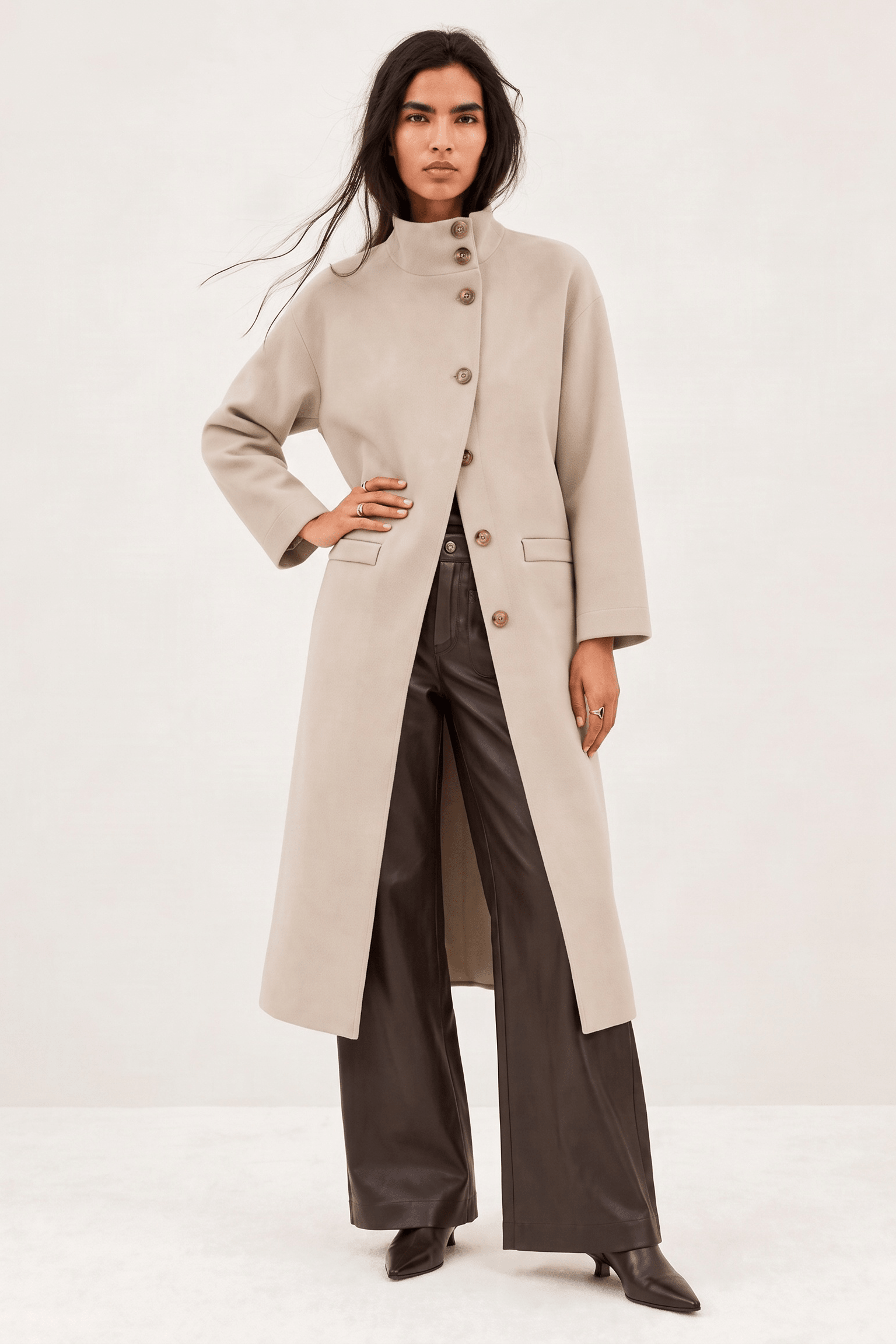 Abrigo Oversize Crema en Twill Scuba Duplo con Abotonadura Asimétrica – Lolitas&L - lolitasyl.com
