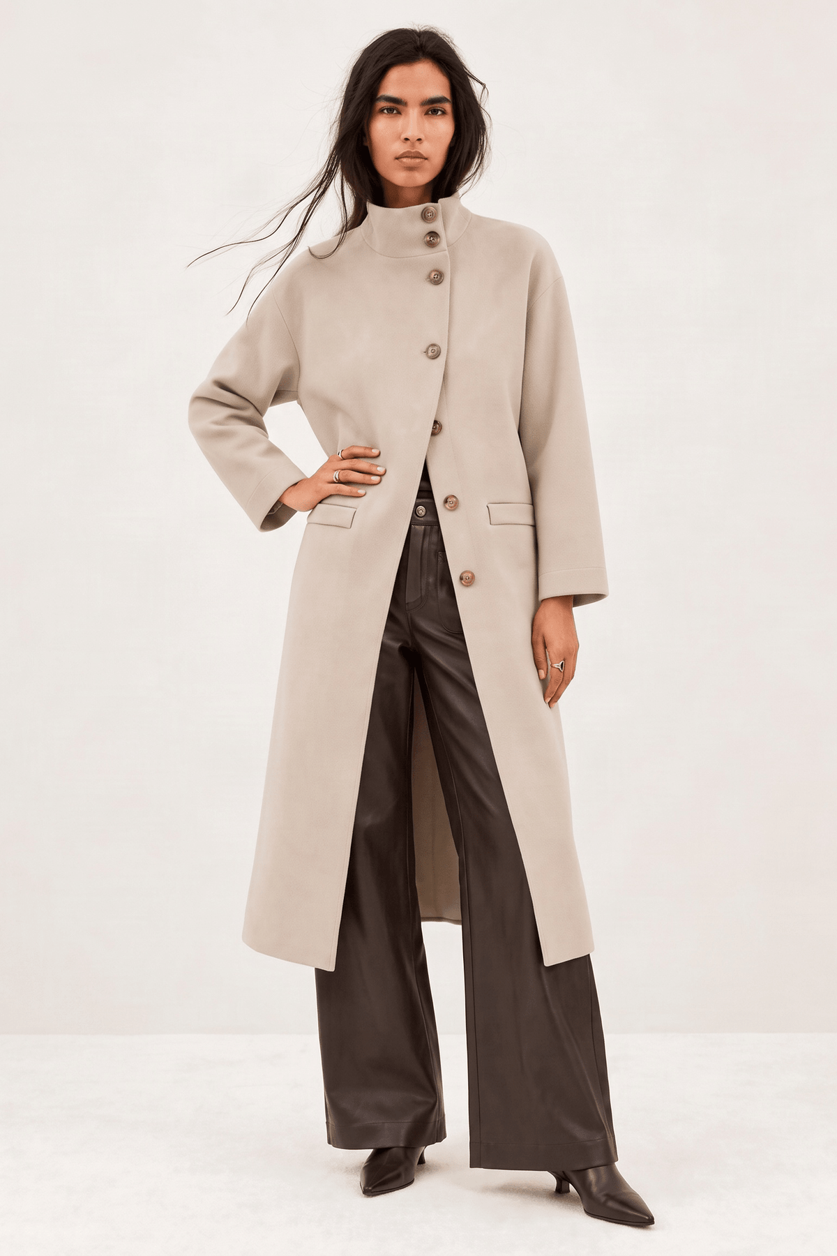 Abrigo Oversize Crema en Twill Scuba Duplo con Abotonadura Asimétrica – Lolitas&L - lolitasyl.com