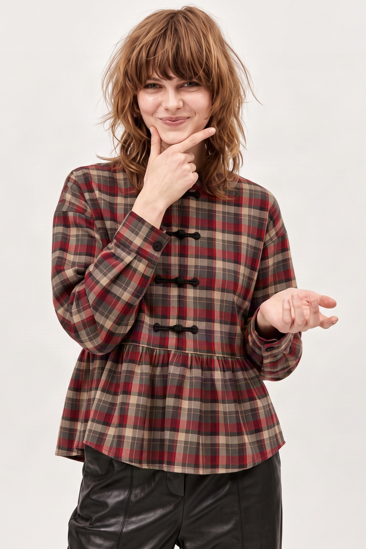 Blusa de Cuadros en Tonos Cálidos de Inspiración Mandarín con Alamares y Bajo Peplum – Lolitas&L