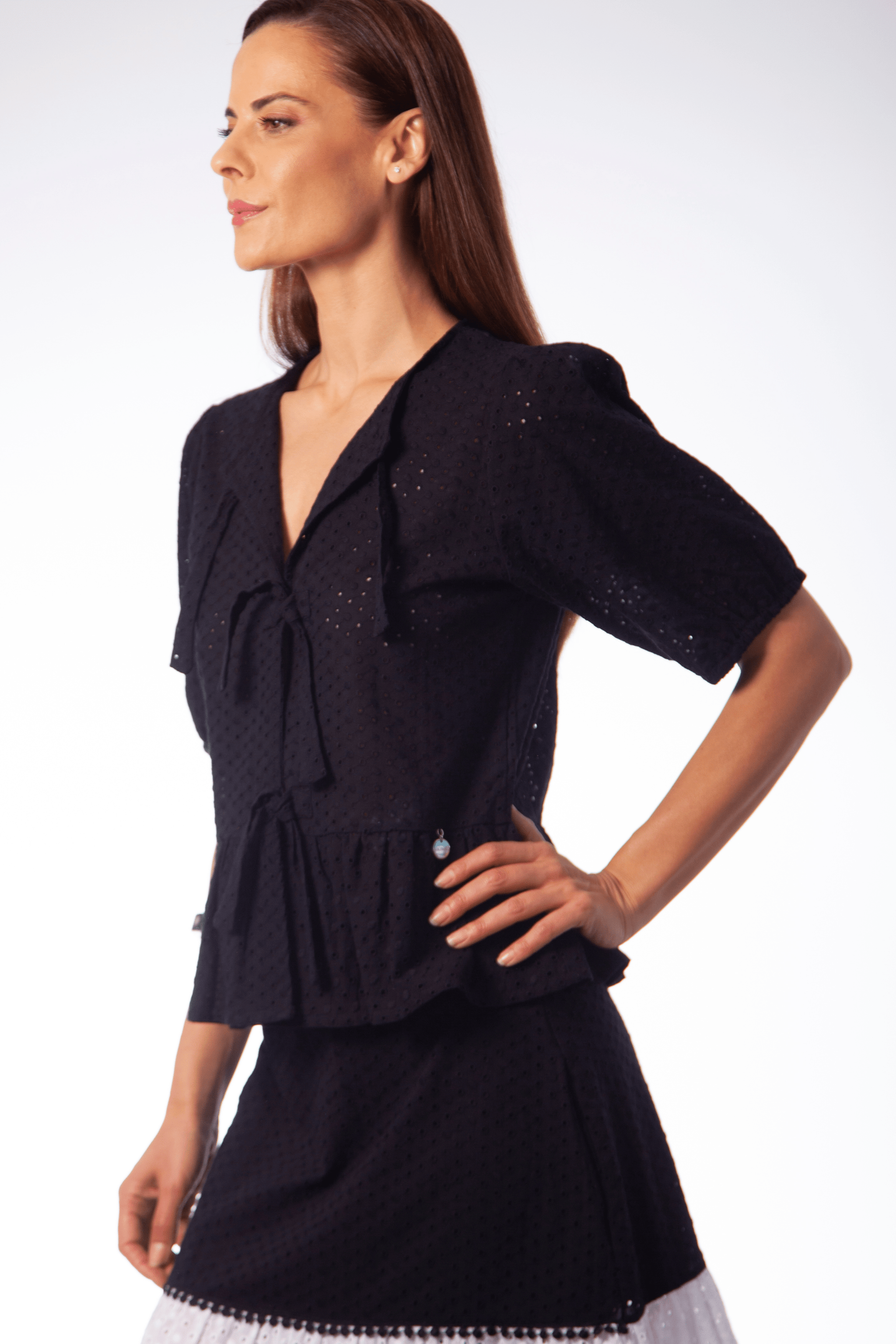 Blusa negra bordado ingles con lazos Lolitas&L - lolitasyl.com