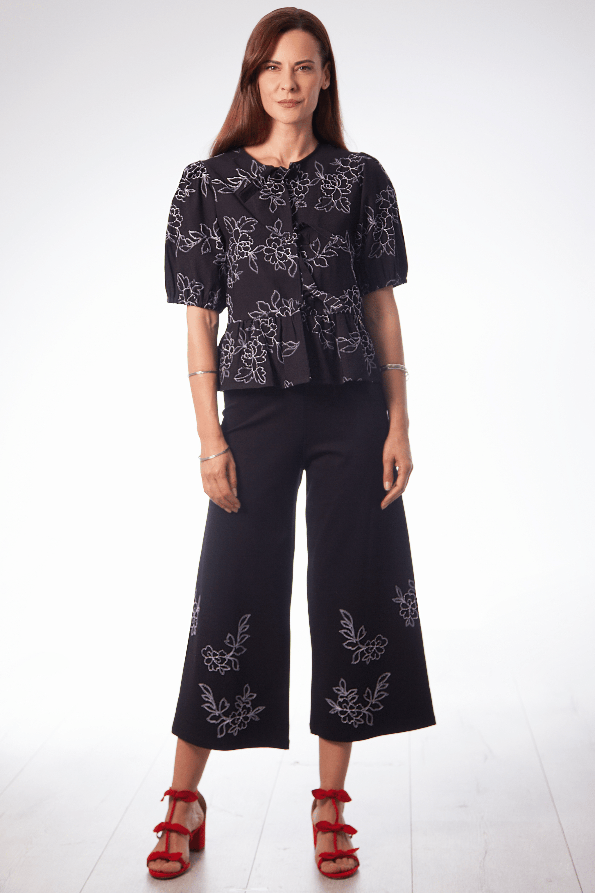 Blusa negra con bordado en contraste y lazos Lolitas&L - lolitasyl.com