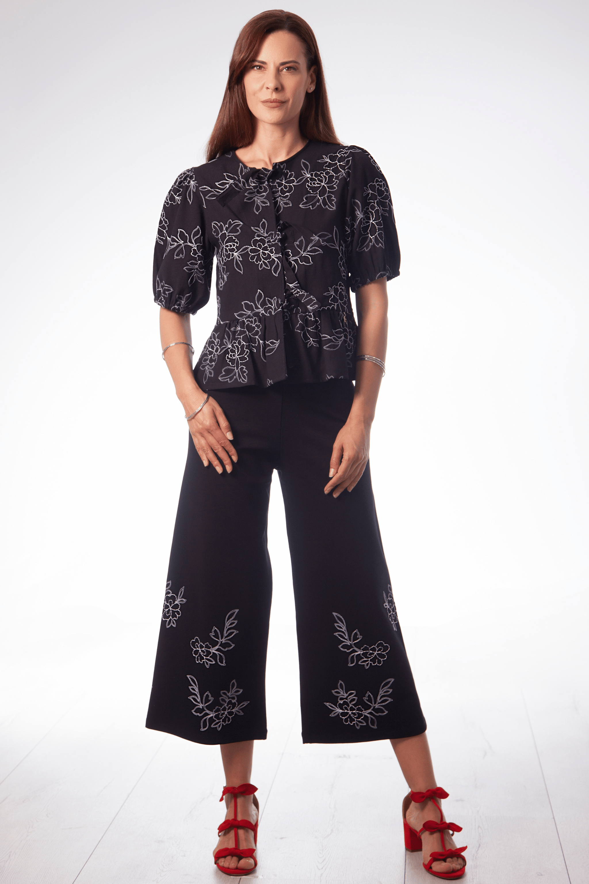 Blusa negra con bordado en contraste y lazos Lolitas&L - lolitasyl.com