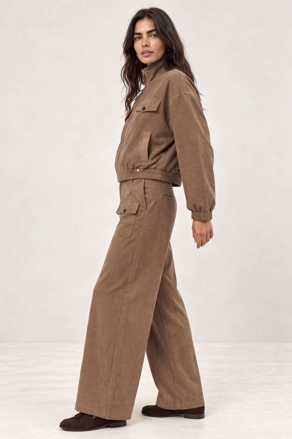 Bomber Cropped Beige en Símil Suede con Cremallera Oro Light – Lolitas&L