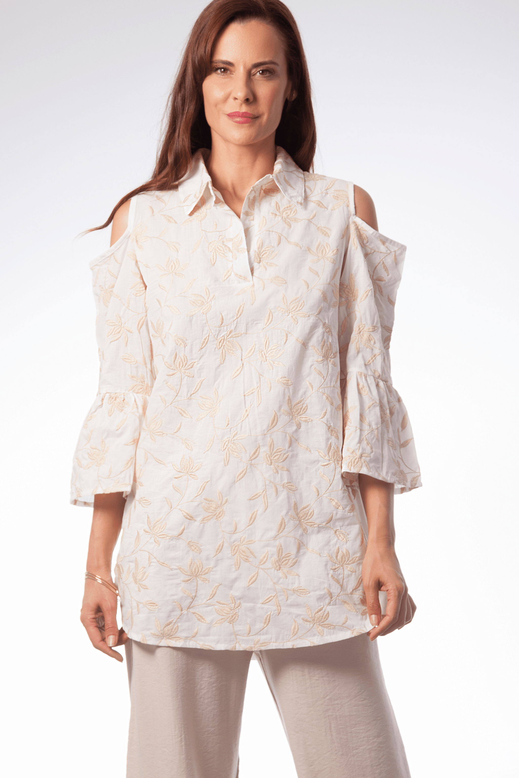 Camisa blanca bordado dorado en contraste hombro Lolitas&L - lolitasyl.com