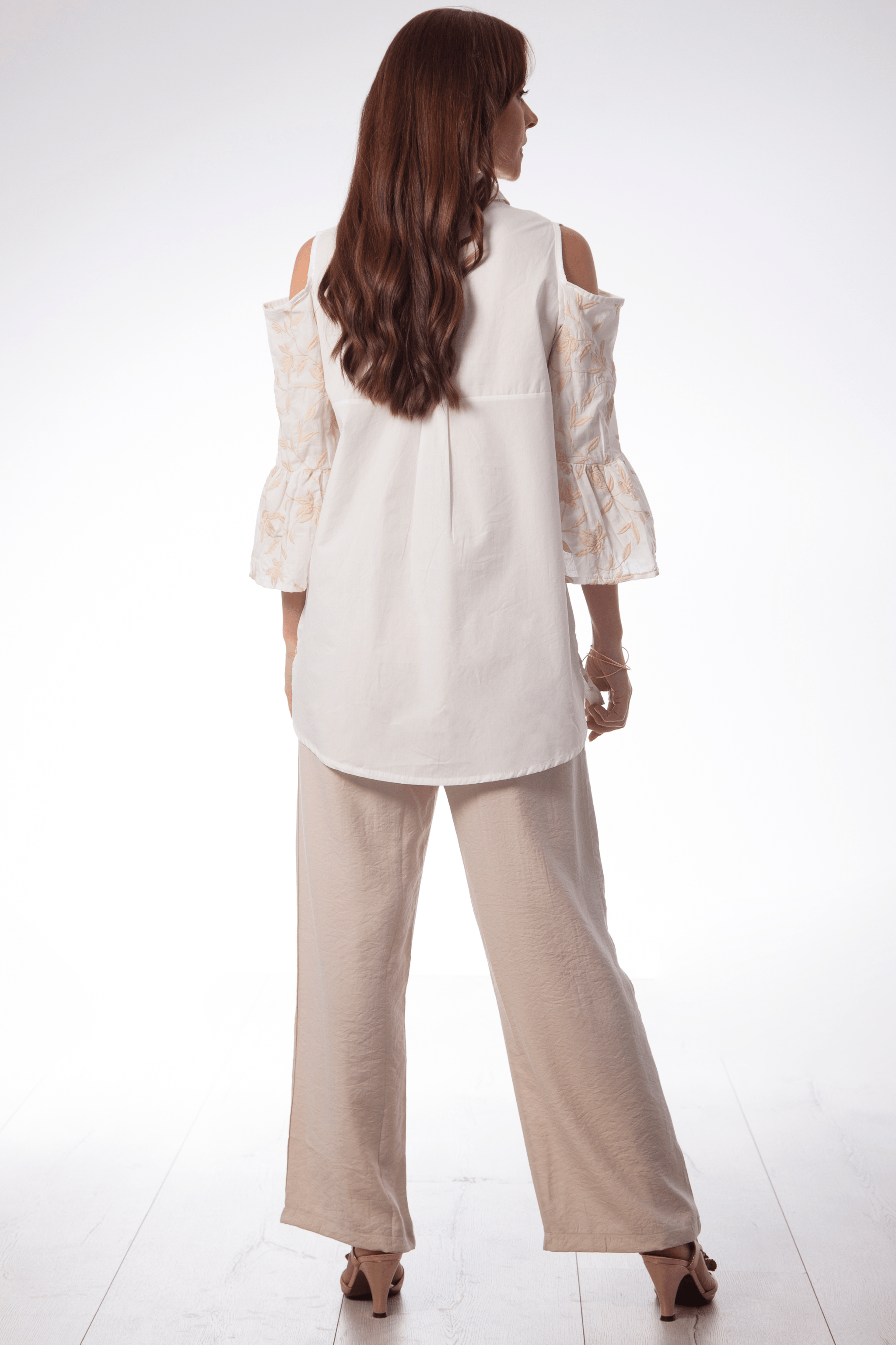 Camisa blanca bordado dorado en contraste hombro Lolitas&L - lolitasyl.com