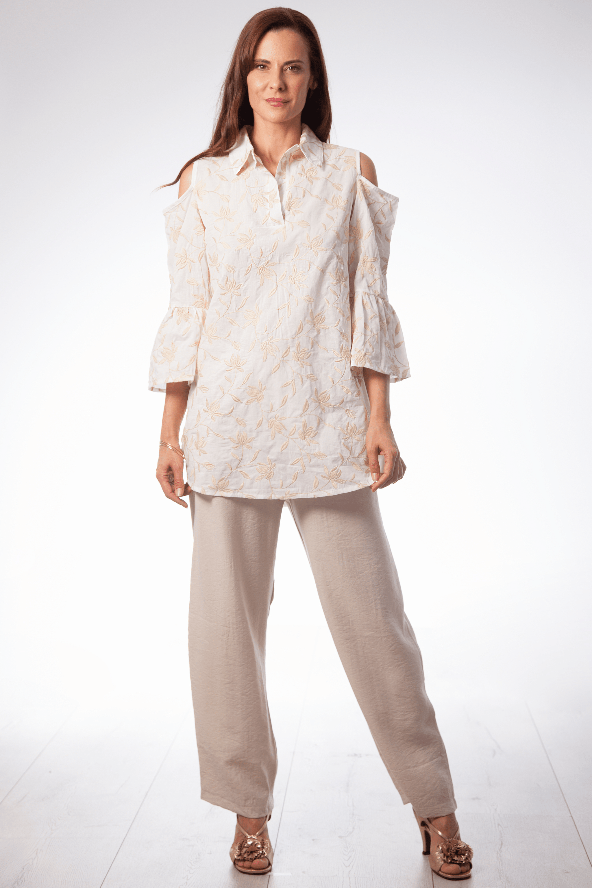 Camisa blanca bordado dorado en contraste hombro Lolitas&L - lolitasyl.com