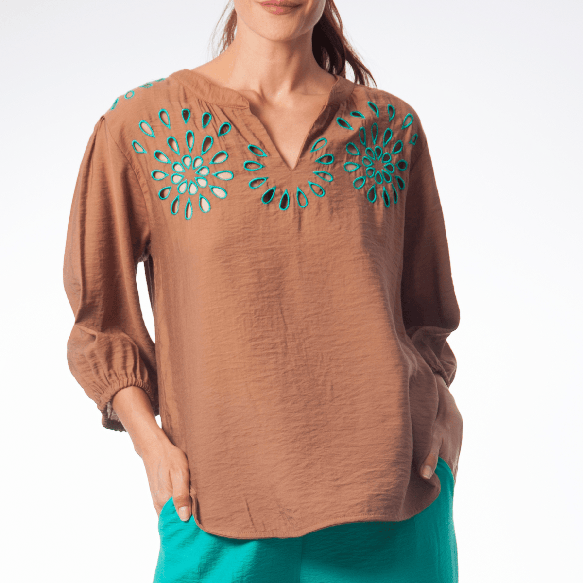 Camisa marron amplia bordado verde en contraste Lolitas&L