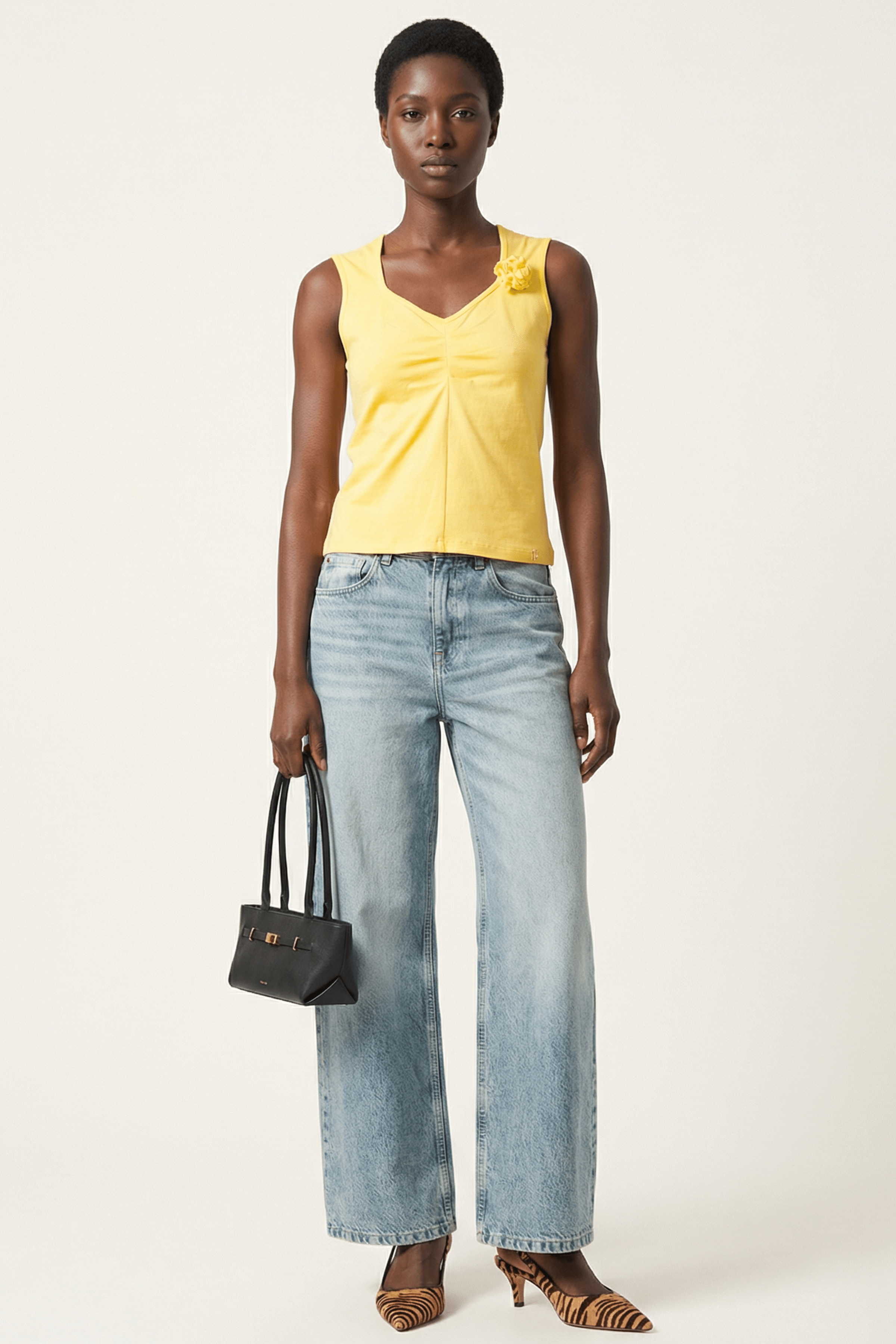 Camiseta amarilla recogido y flor en el delantero Lolitas&L - lolitasyl.com