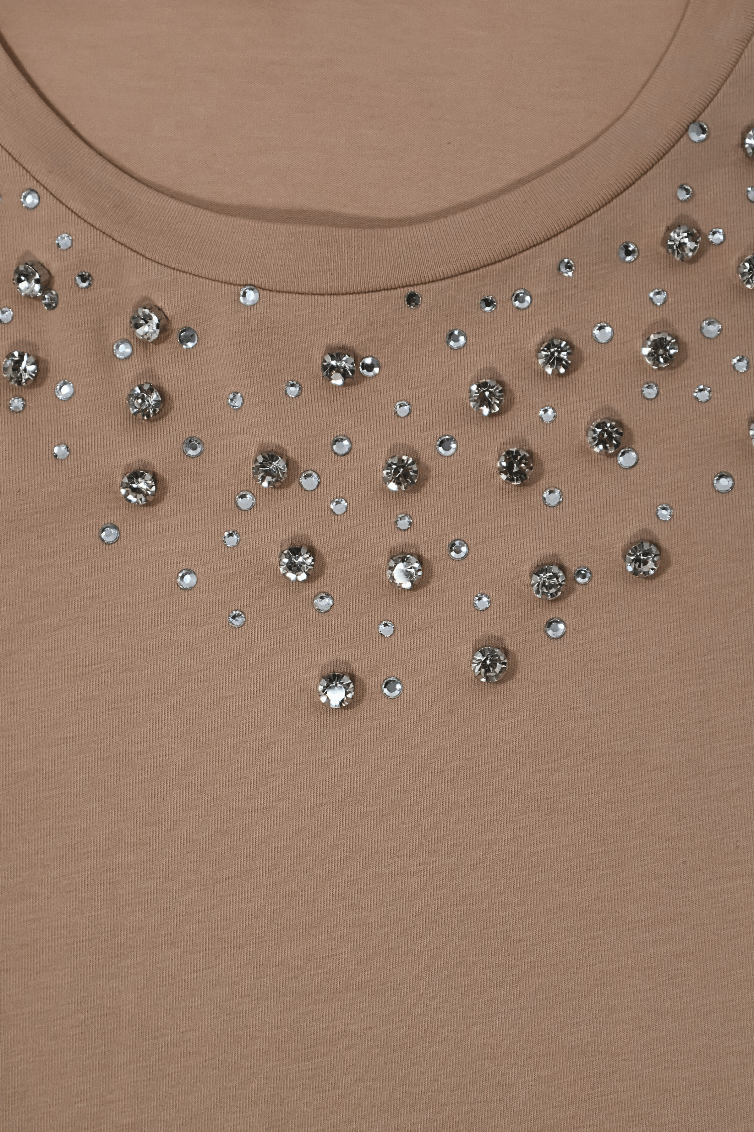 Camiseta beige con pedreria en el escote sin mangas Lolitas&L - lolitasyl.com