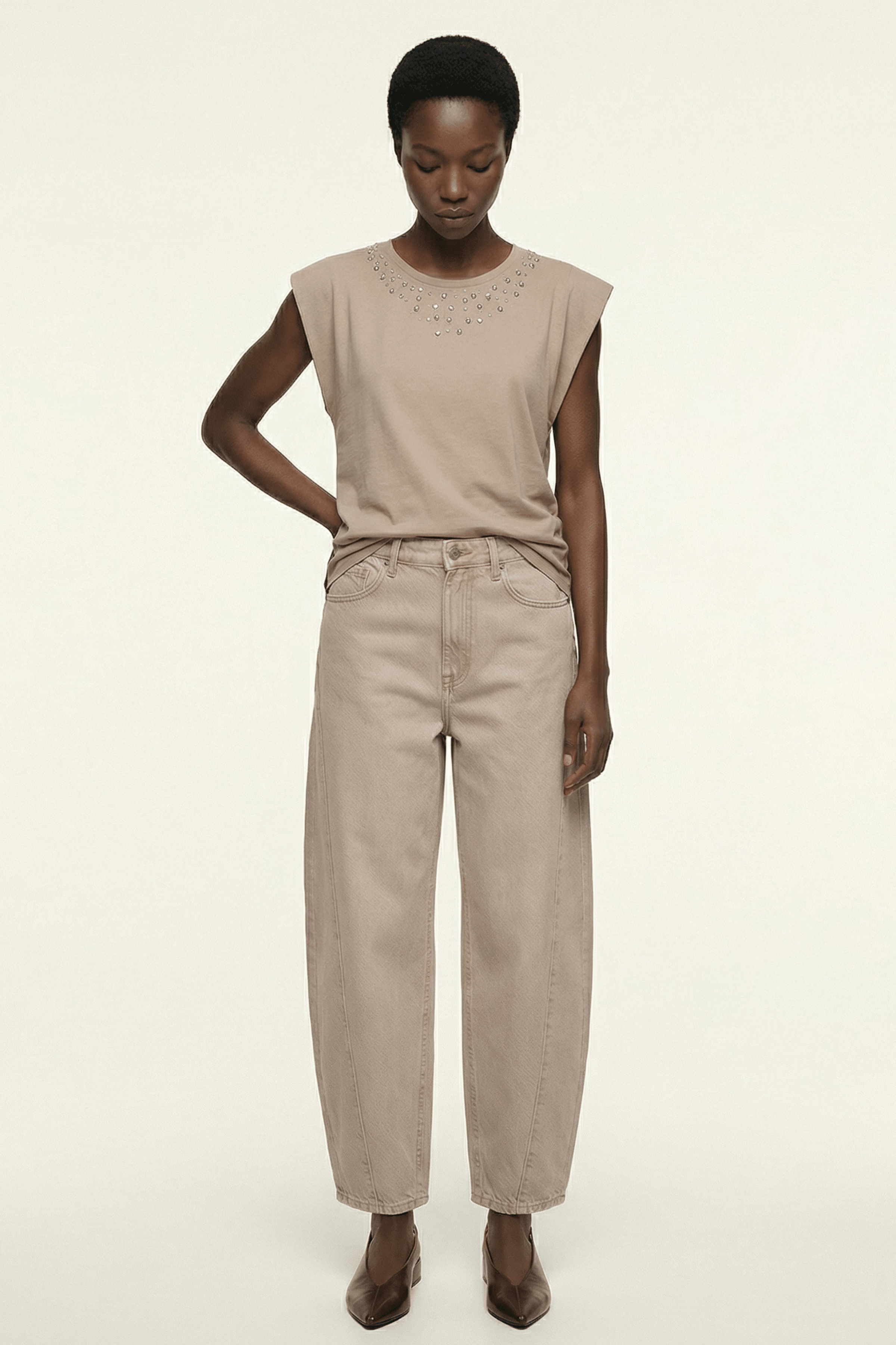 Camiseta beige con pedreria en el escote sin mangas Lolitas&L - lolitasyl.com