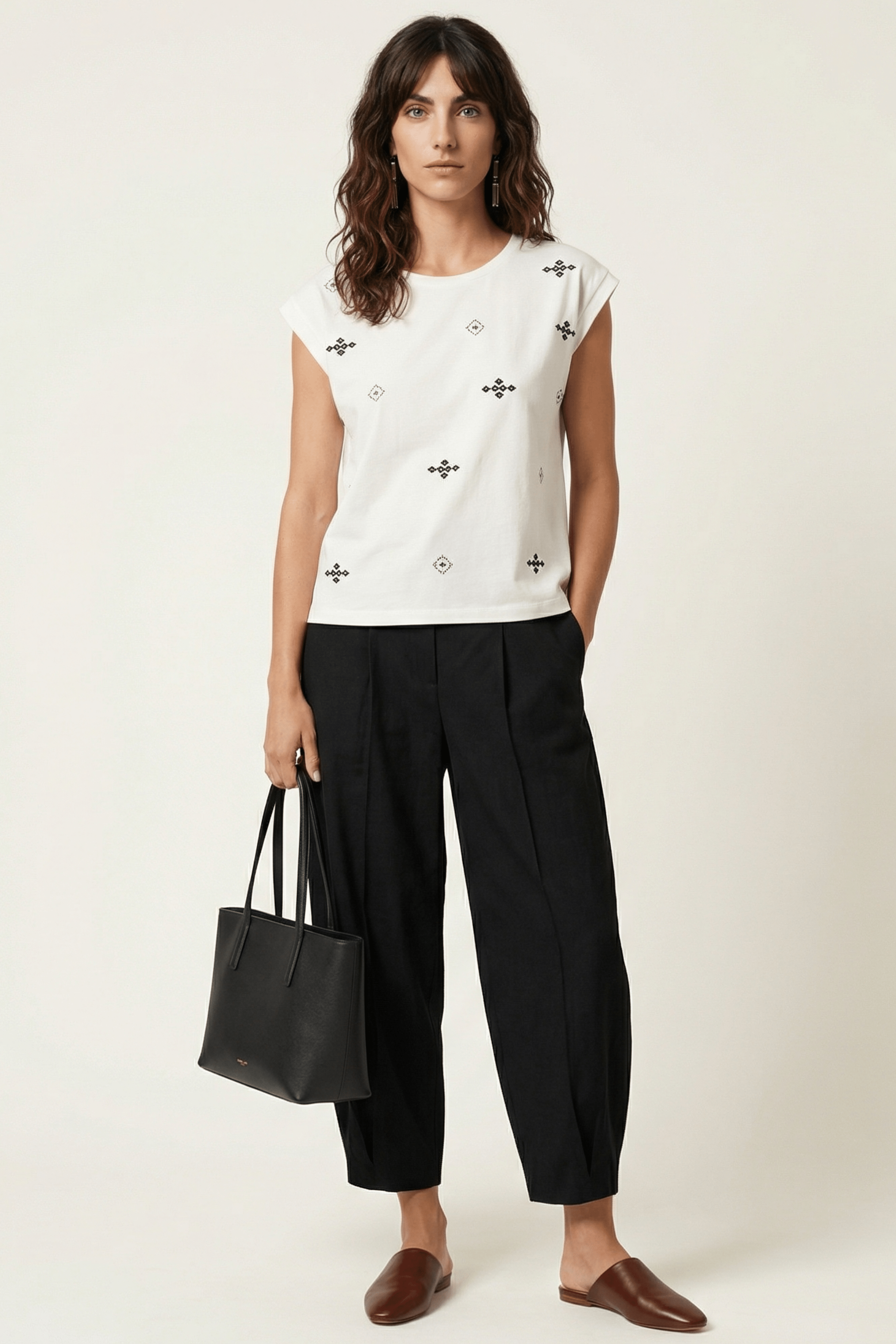 Camiseta blanca bordado etnico con escote pico Lolitas&L - lolitasyl.com