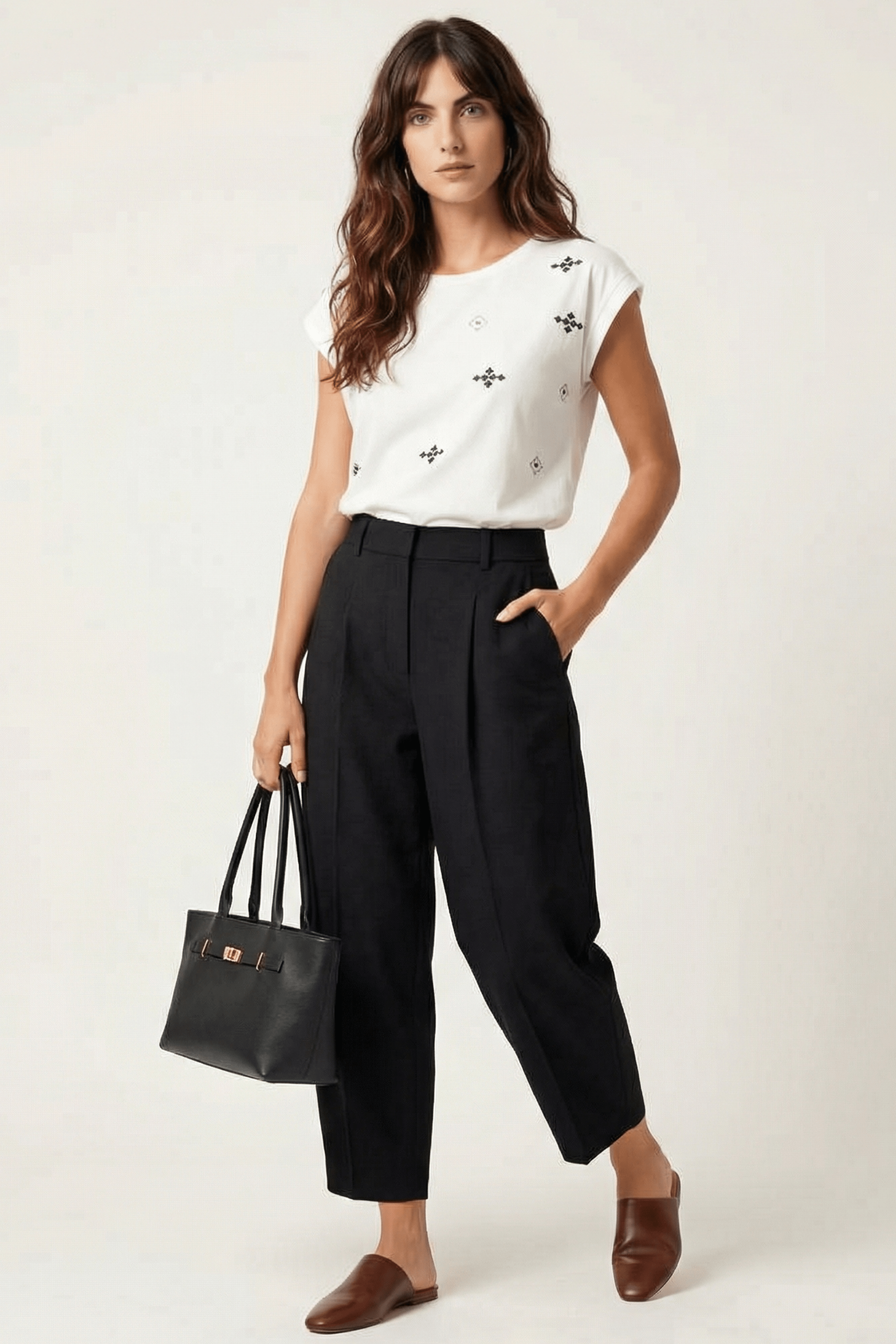 Camiseta blanca bordado etnico con escote pico Lolitas&L - lolitasyl.com