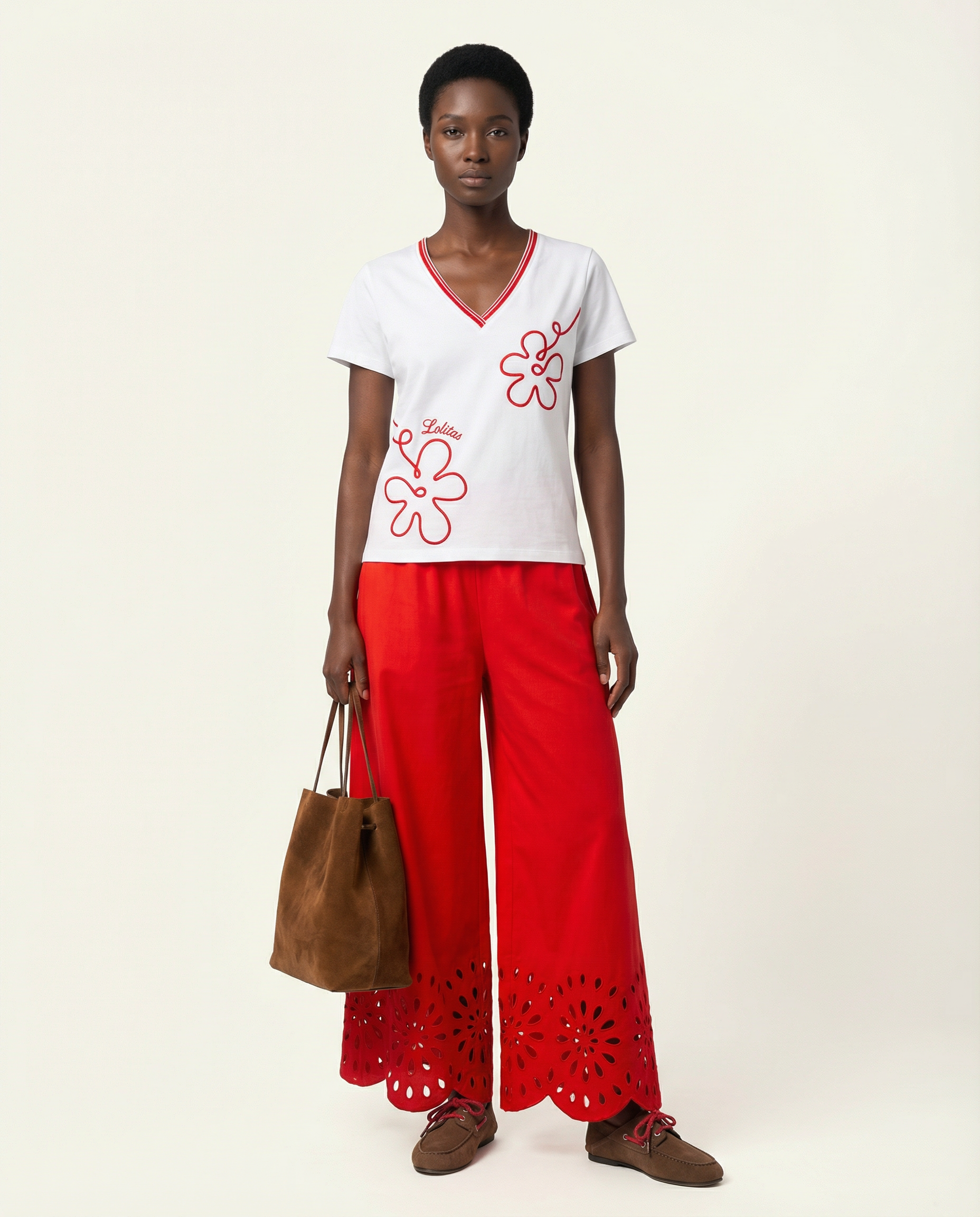 Camiseta blanca con bordado flor en contraste rojo Lolitas&L