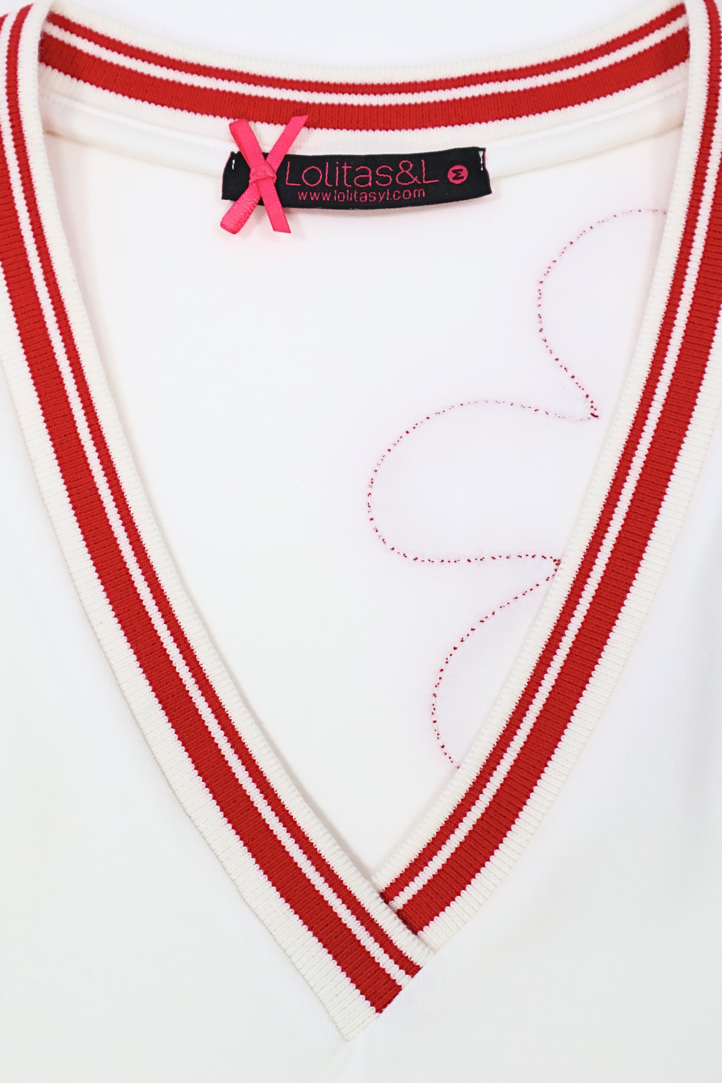 Camiseta blanca con bordado flor en contraste rojo Lolitas&L
