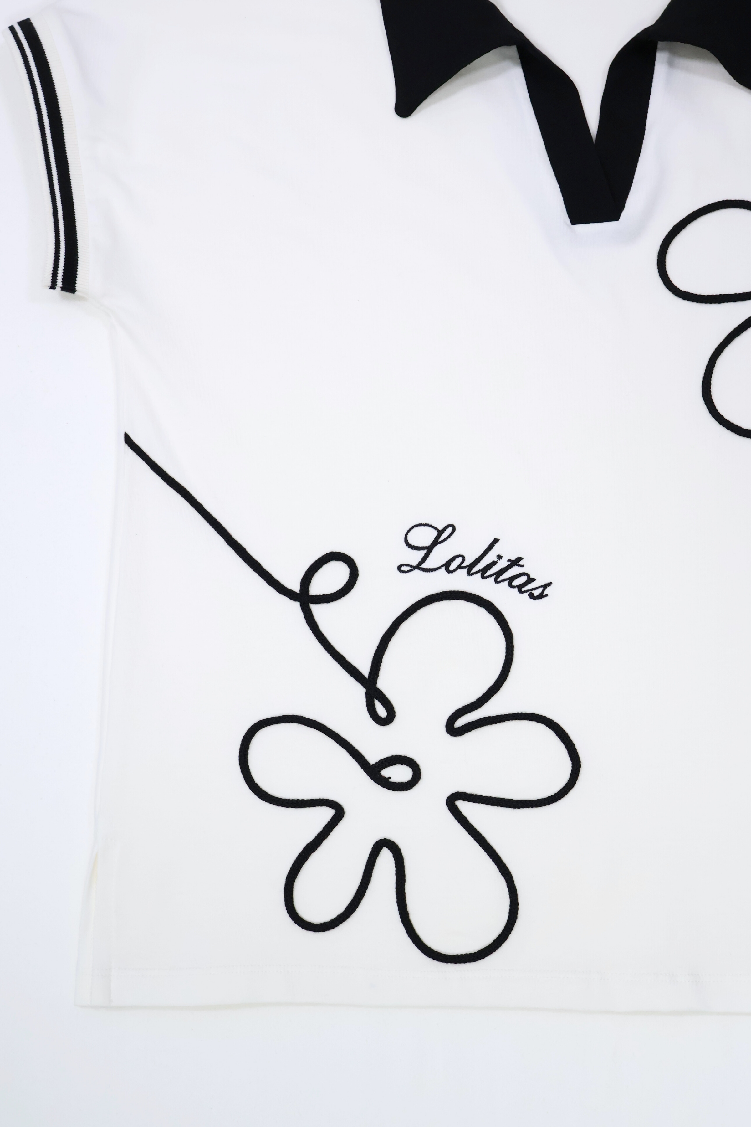 Camiseta blanca con bordado flor y cuello polo Lolitas&L
