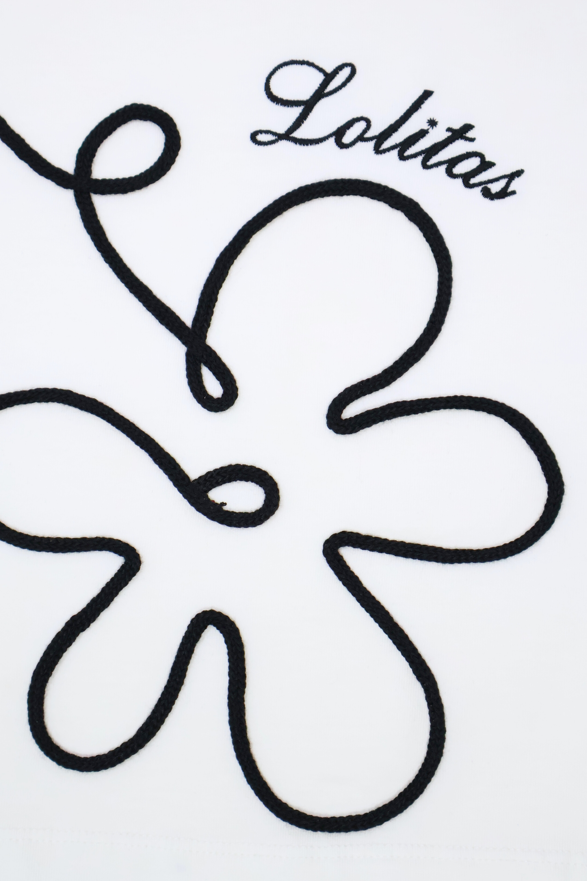 Camiseta blanca con bordado flor y cuello polo Lolitas&L